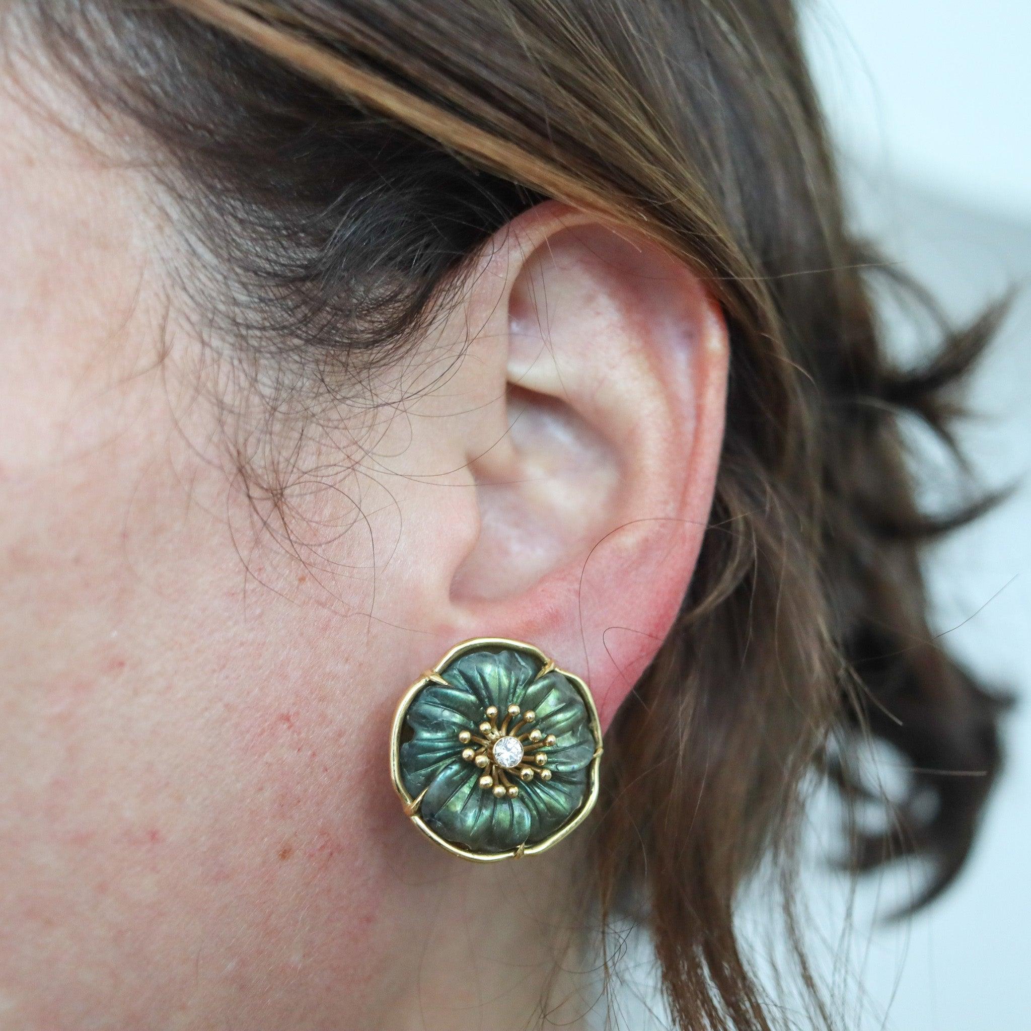 Pendientes de clip franceses con diamantes y labradorita.

Se trata de un precioso par de pendientes de clip creados en Francia durante el periodo modernista, allá por los años 70. Este par ha sido cuidadosamente elaborado en forma de flores de oro