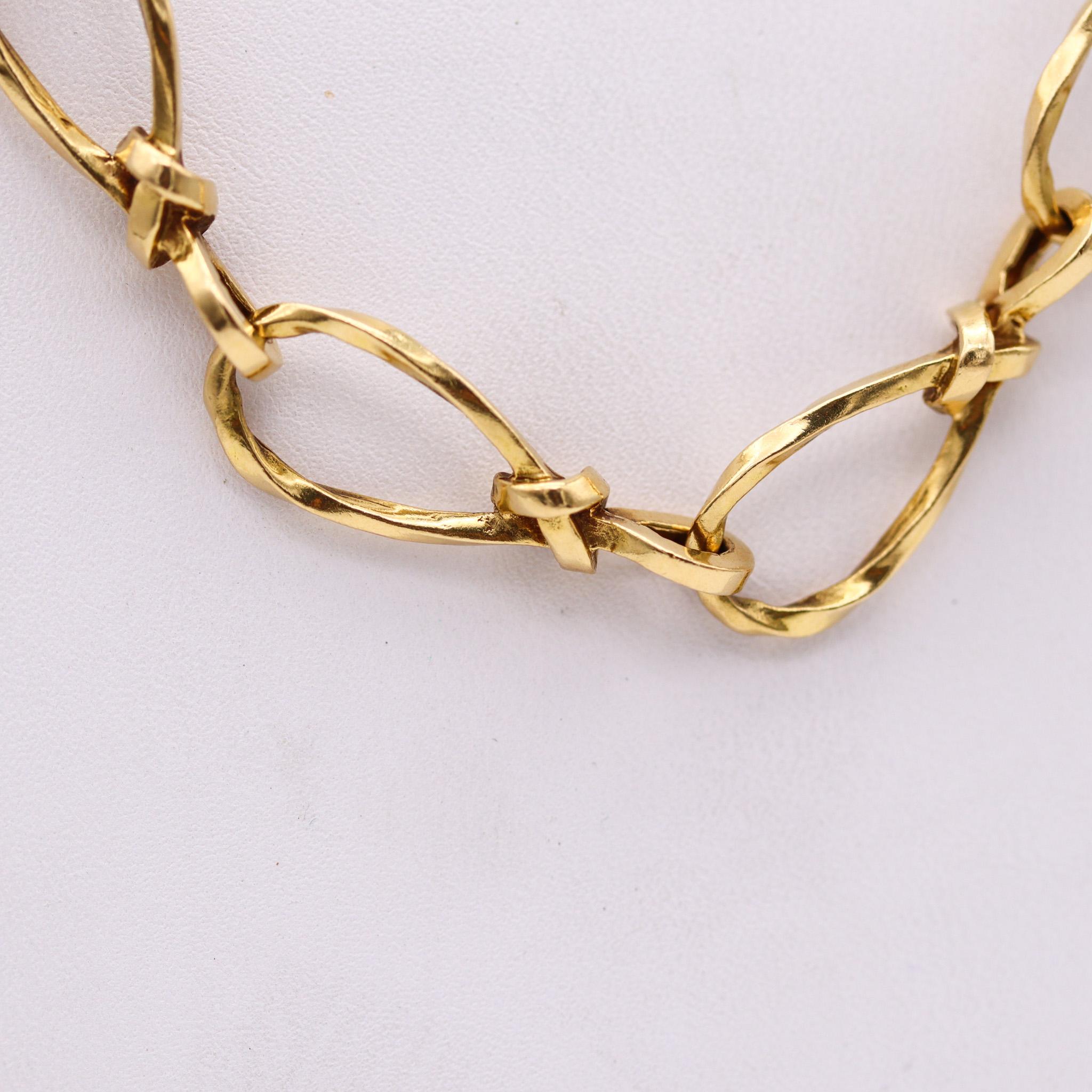 Modernist gedrehte Links Halskette sautoir in Frankreich gemacht.

Eine sehr ungewöhnliche lange Halskette sautoir, in Paris Frankreich zurück in den 1970er Jahren erstellt. Diese Kette wurde mit modernistischen Mustern gefertigt und besteht aus