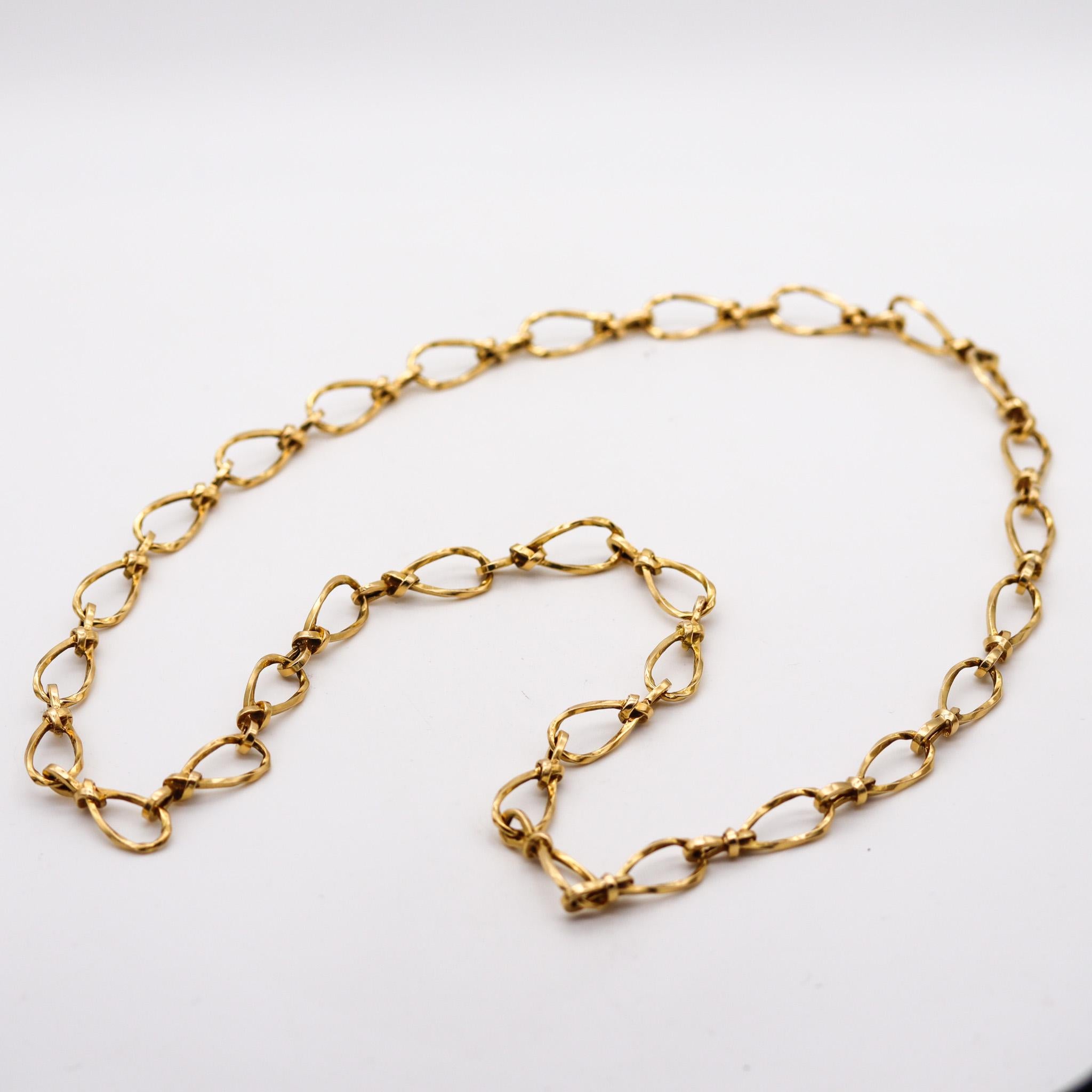 Moderniste Longue chaîne de sautoir moderniste française des années 1970 à maillons torsadés en or jaune 18 carats en vente