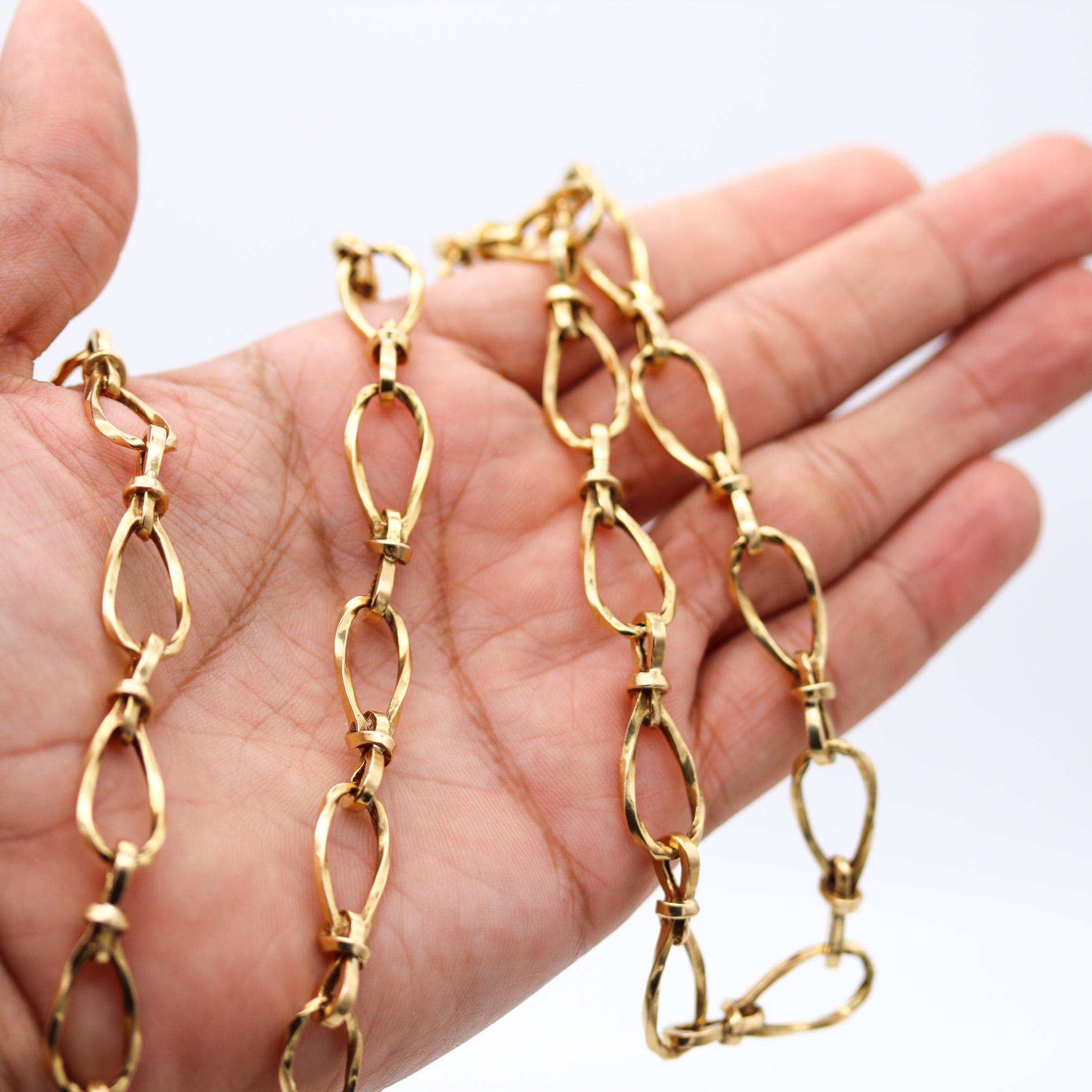 French 1970 Modernist Twisted Links Long Sautoir Chain In 18 Kt Yellow Gold For Sale 1