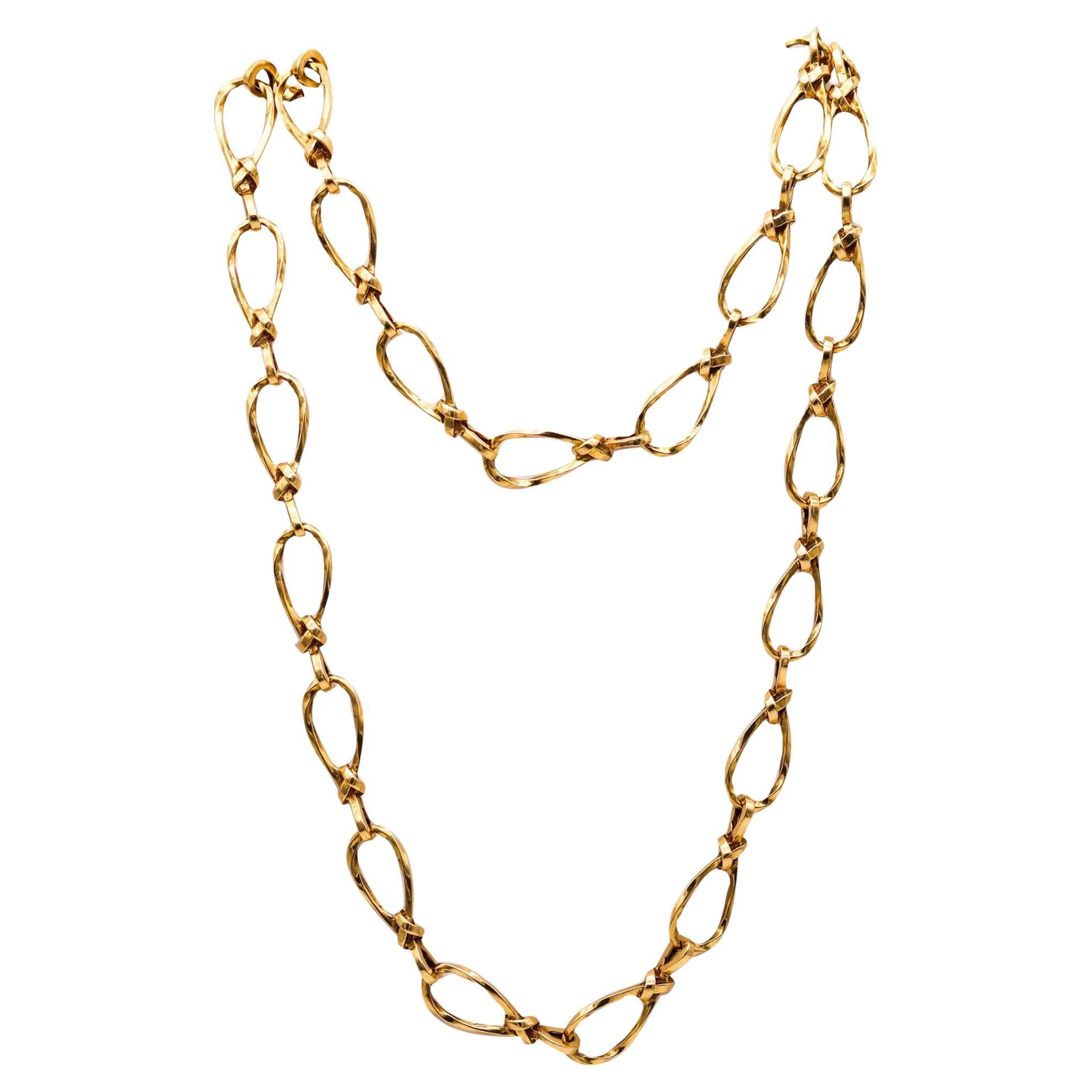 French 1970 Modernist Twisted Links Long Sautoir Chain In 18 Kt Yellow Gold For Sale