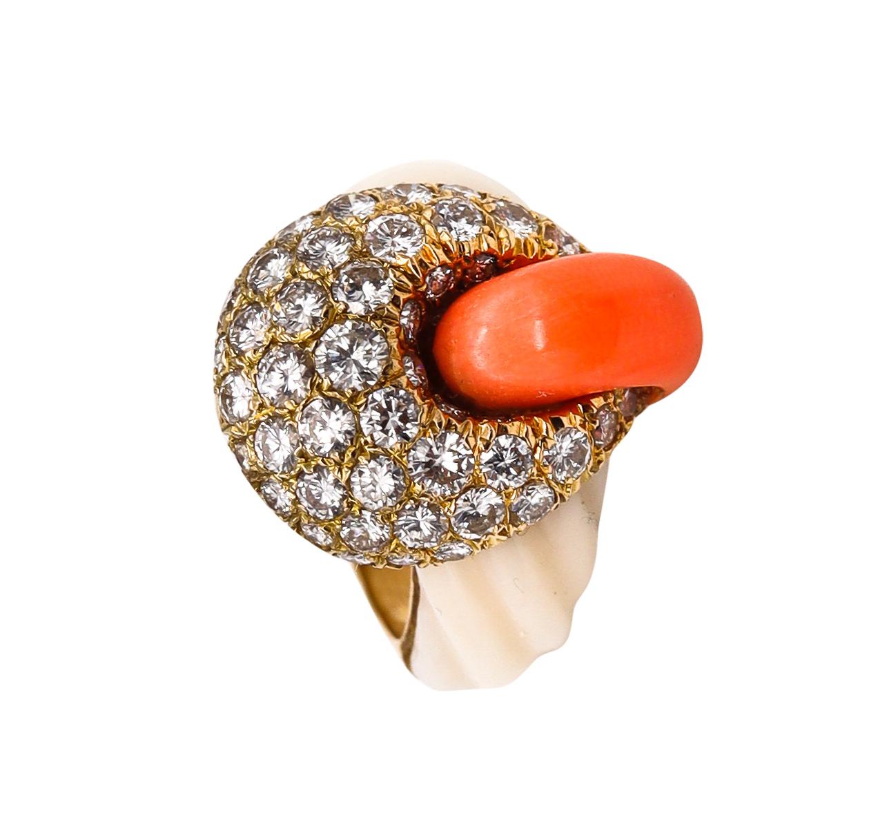 French 1970 Paris Cocktail Ring in 18kt Yellow Gold 2.52 Cts VVS Diamonds Coral For Sale 2