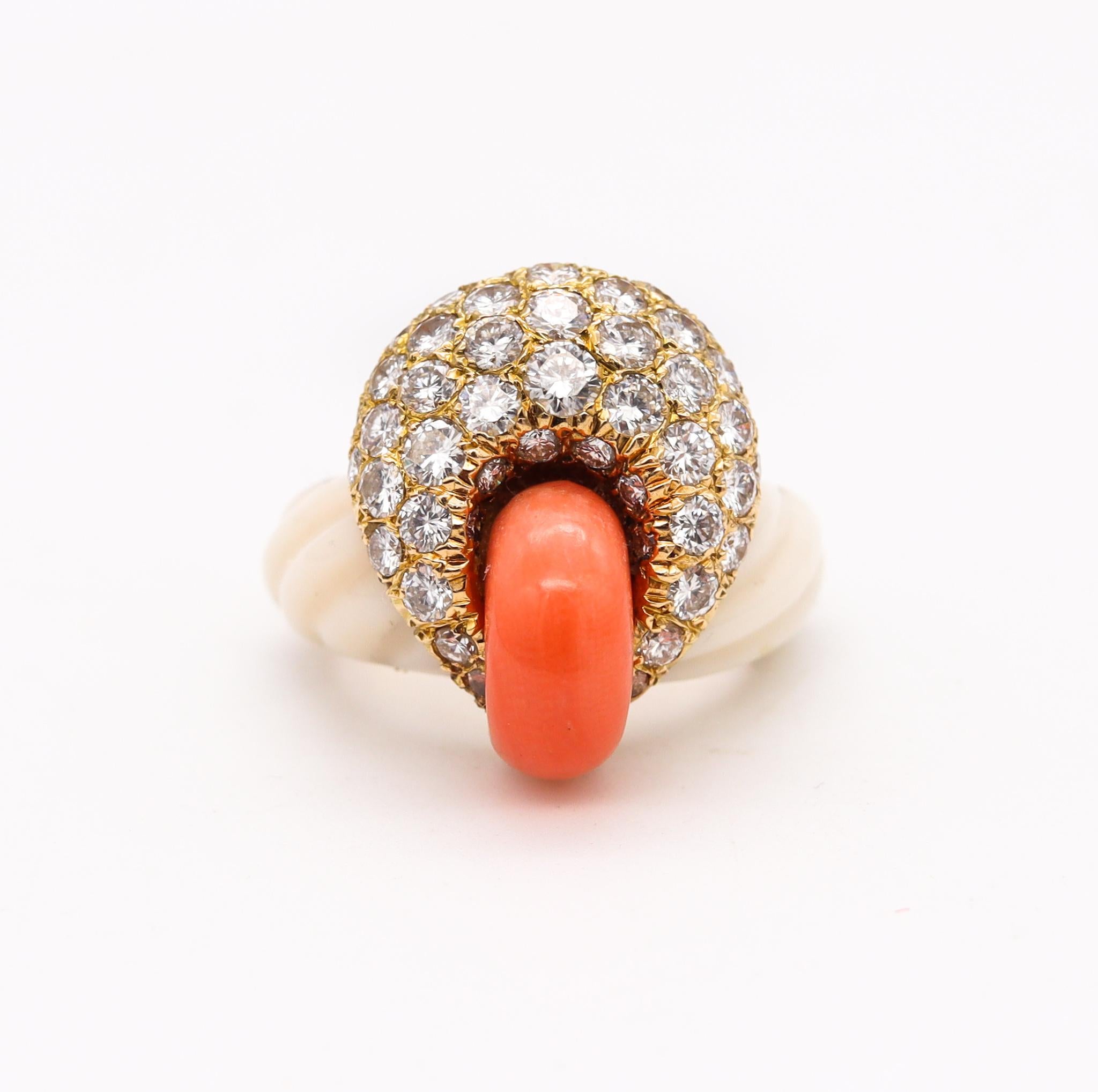 French 1970 Paris Cocktail Ring in 18kt Yellow Gold 2.52 Cts VVS Diamonds Coral In Excellent Condition For Sale In Miami, FL