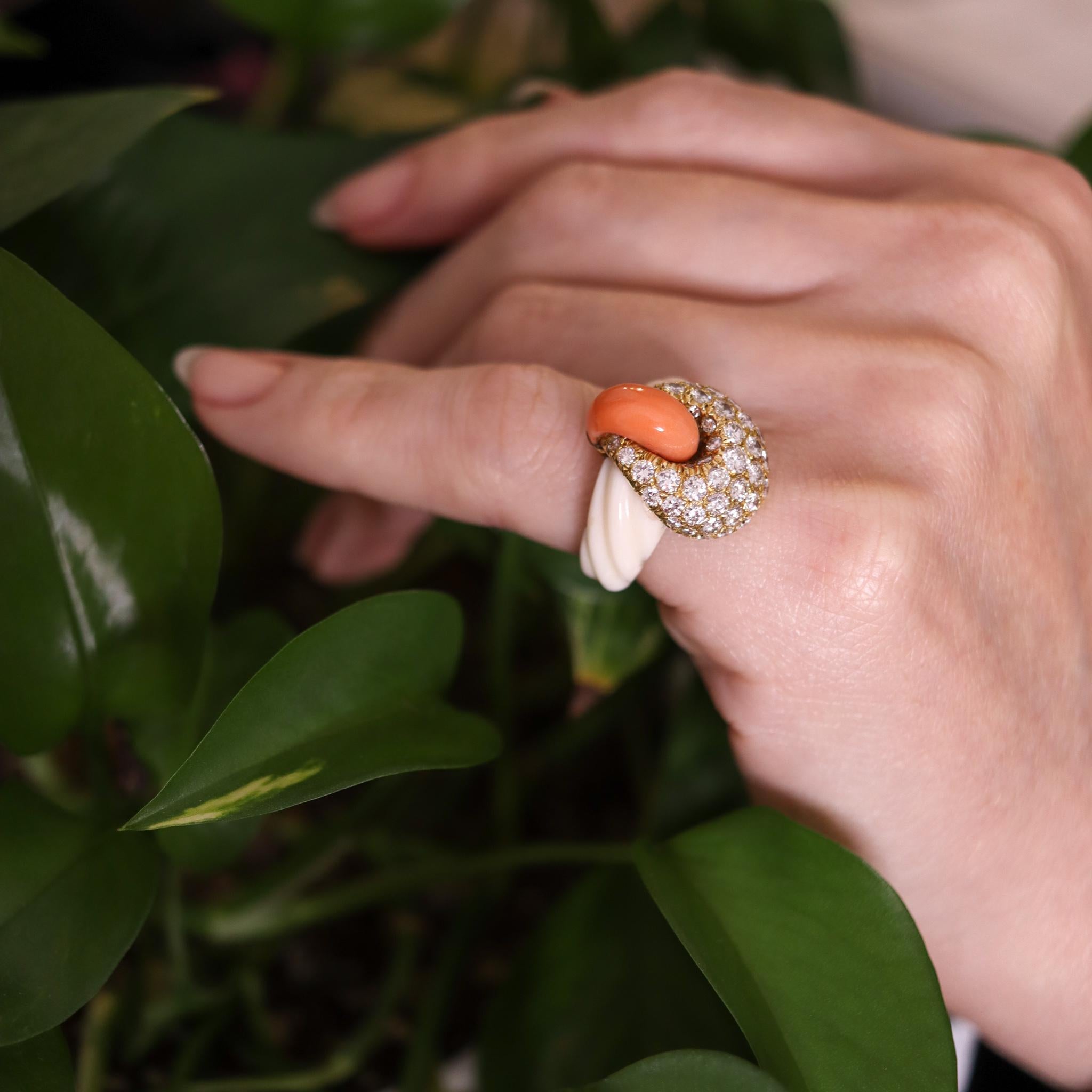 French 1970 Paris Cocktail Ring in 18kt Yellow Gold 2.52 Cts VVS Diamonds Coral For Sale 1