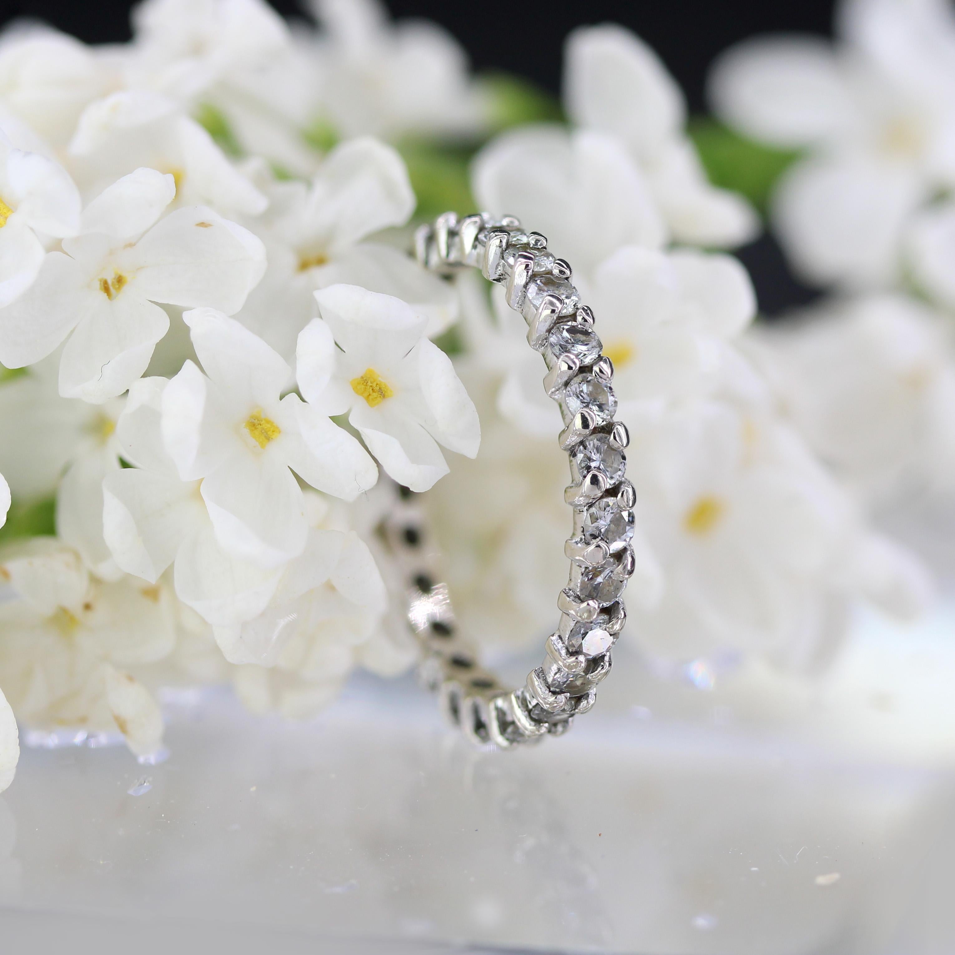 Anello nuziale francese degli anni '70 in oro bianco 18 carati con diamanti in vendita 4