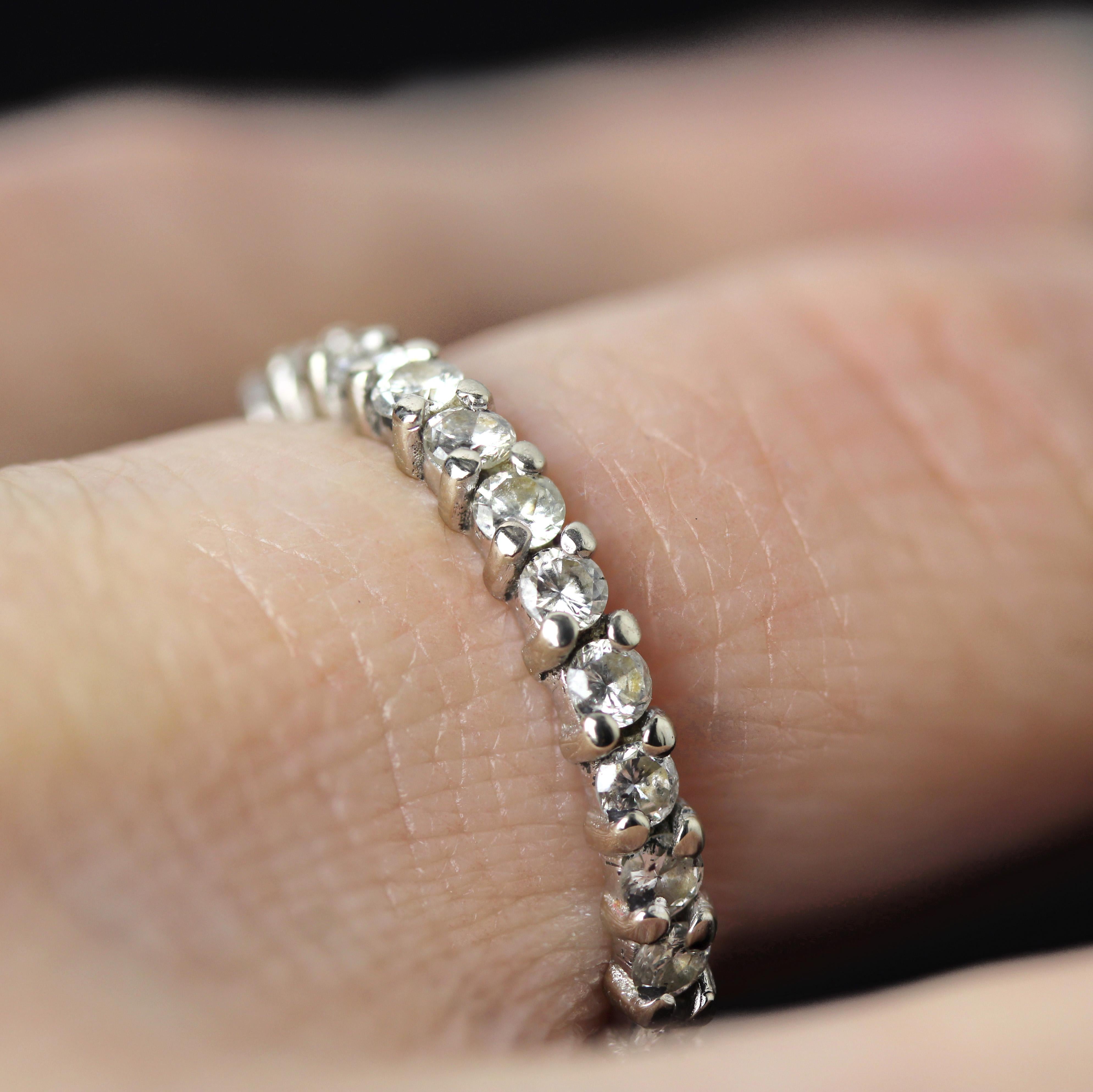 Anello nuziale francese degli anni '70 in oro bianco 18 carati con diamanti in vendita 5