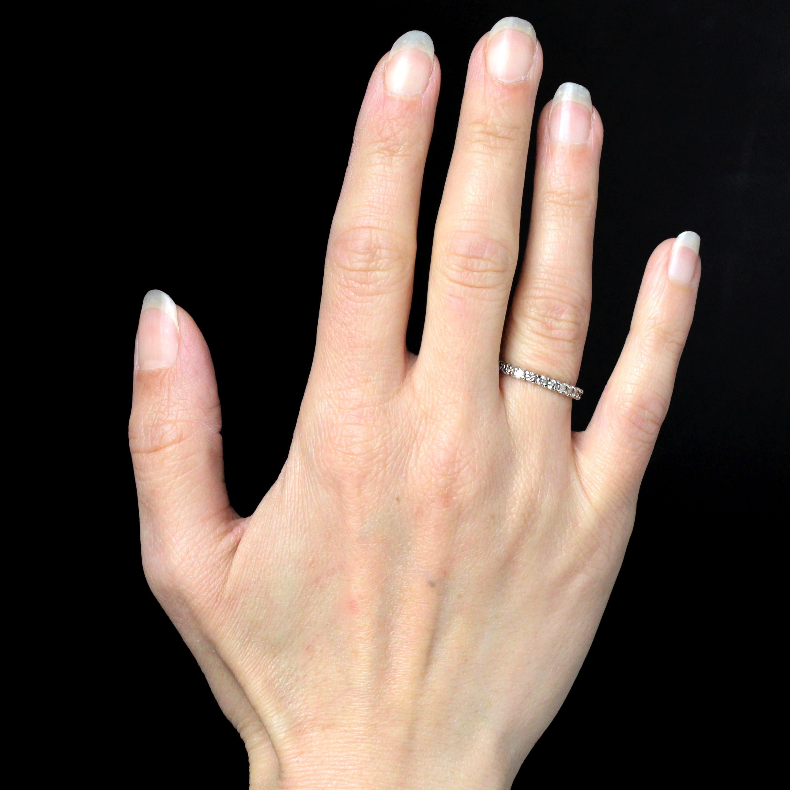 Anello in oro bianco 18 carati, marchio di fabbrica con testa d'aquila.
Questa fede nuziale in oro bianco è impreziosita da moderni diamanti a taglio brillante, ognuno dei quali è tenuto in posizione da due griffe.
Peso totale dei diamanti: 0,67