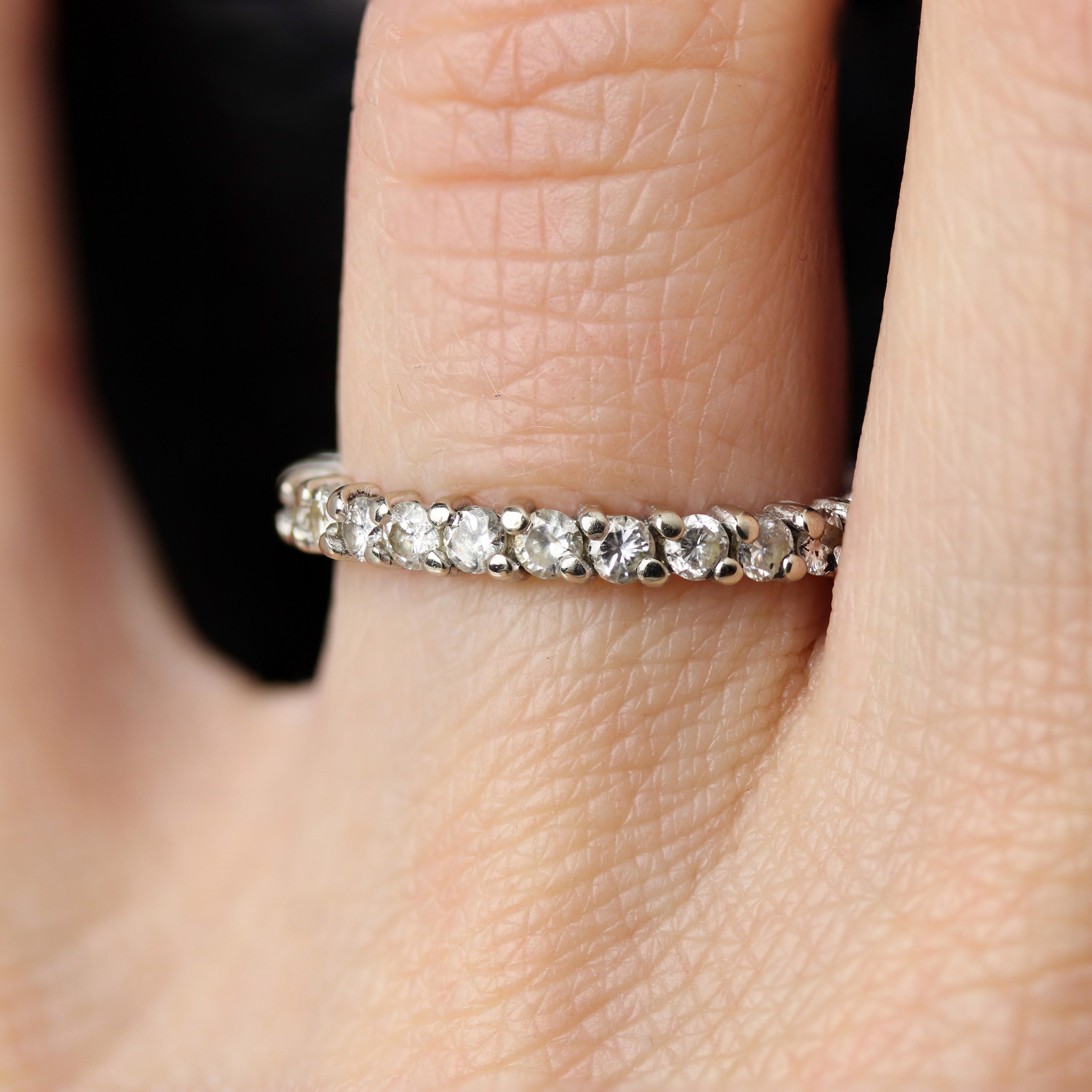 Donna Anello nuziale francese degli anni '70 in oro bianco 18 carati con diamanti in vendita