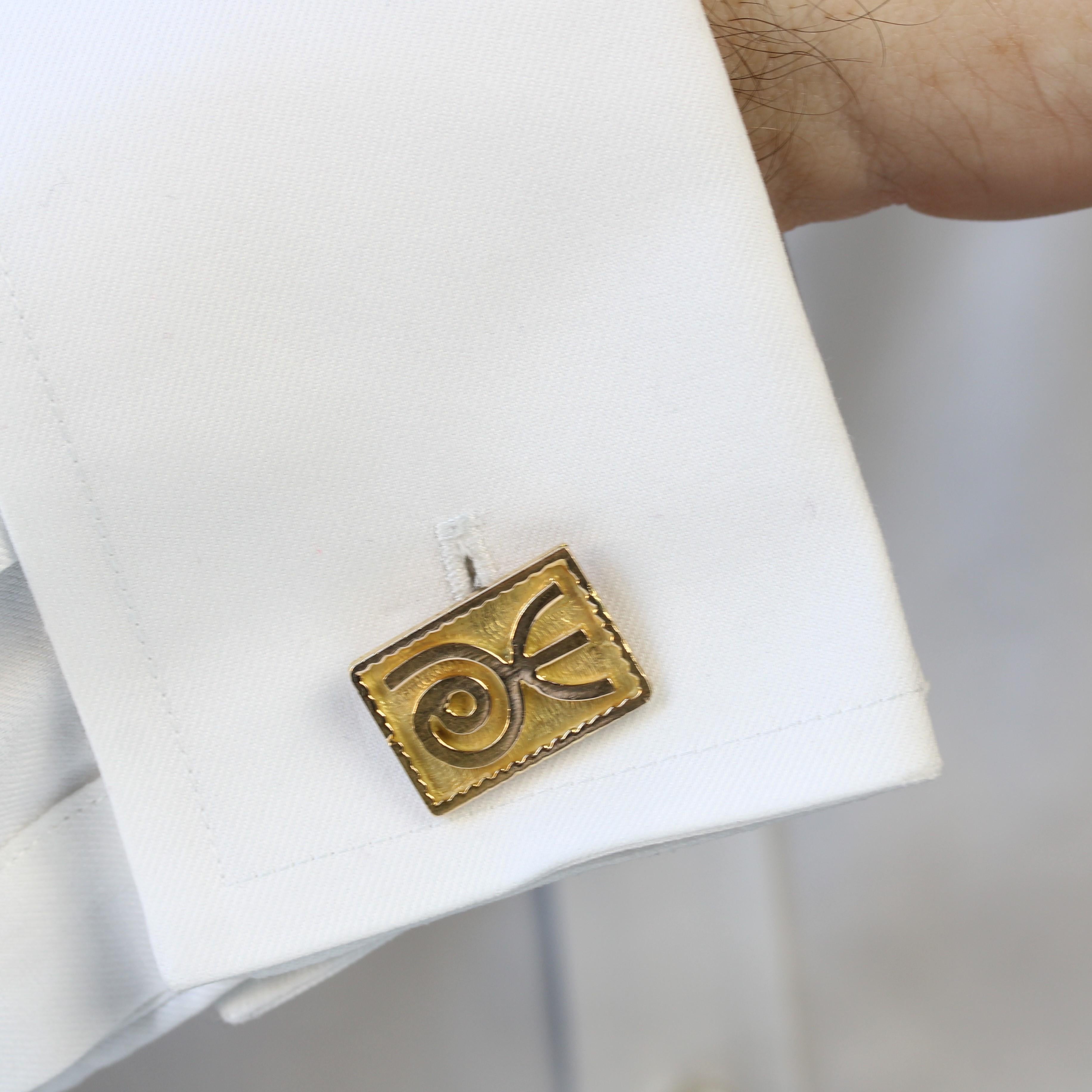 Pair of cufflinks in 18 karat yellow gold, eagle head hallmark.
Original retro cufflinks in modernist style and rectangular shape, they present a stylized symbol on brushed gold and bordered with indentations. They are attached to a second part of