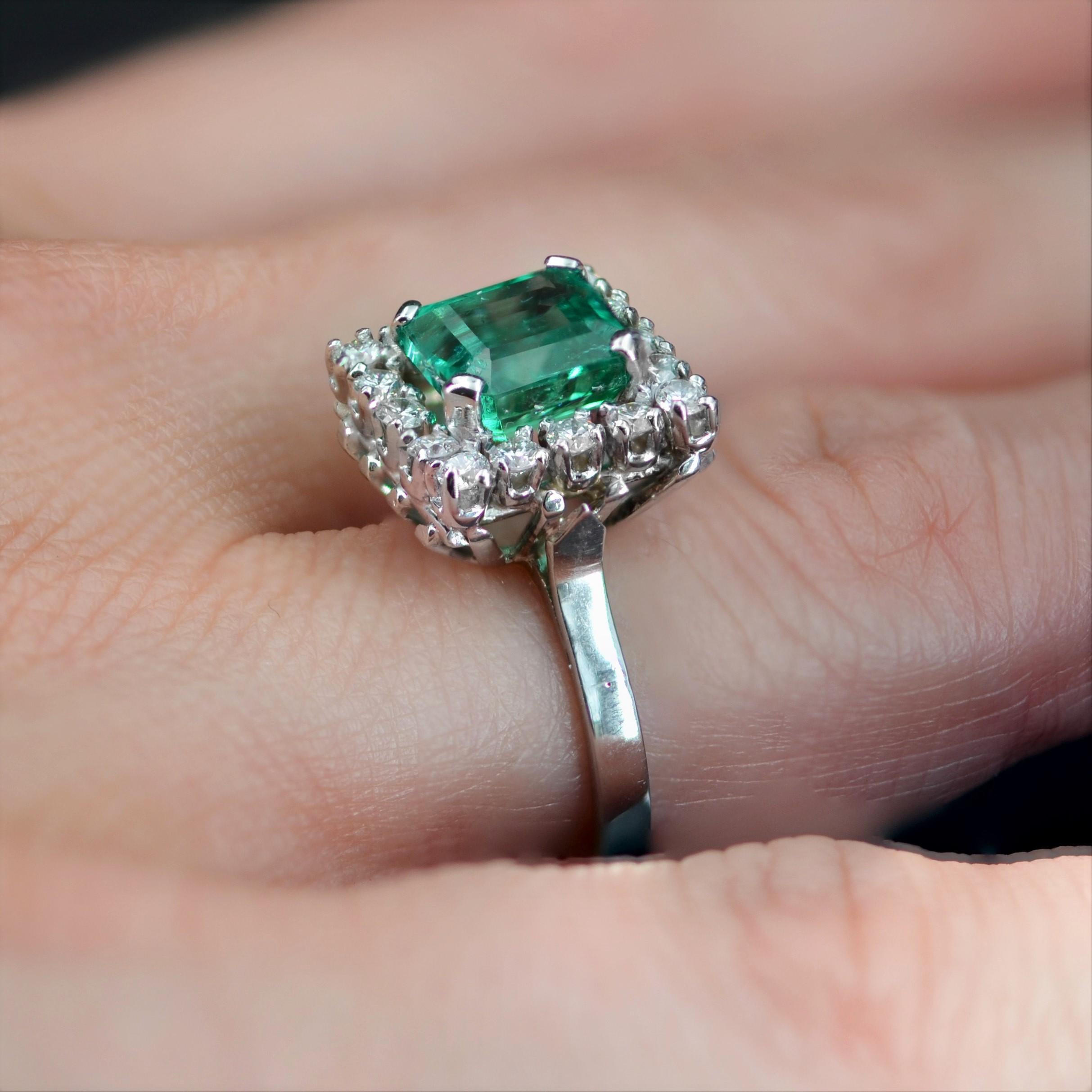 French, 1970s, 2.56 Carat Emerald Diamonds 18 Karat White Gold Ring For Sale 3