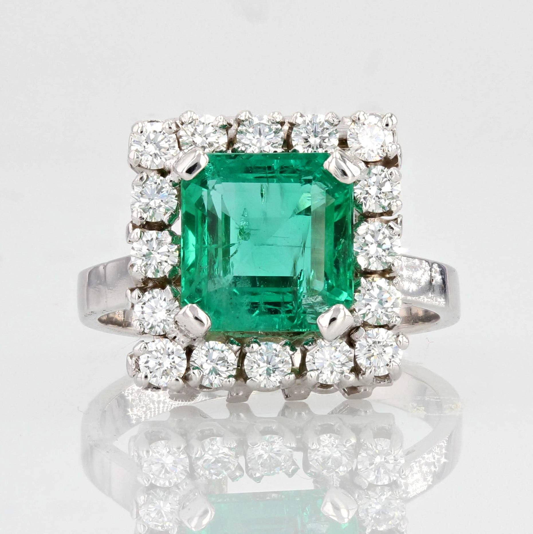 French, 1970s, 2.56 Carat Emerald Diamonds 18 Karat White Gold Ring For Sale 7