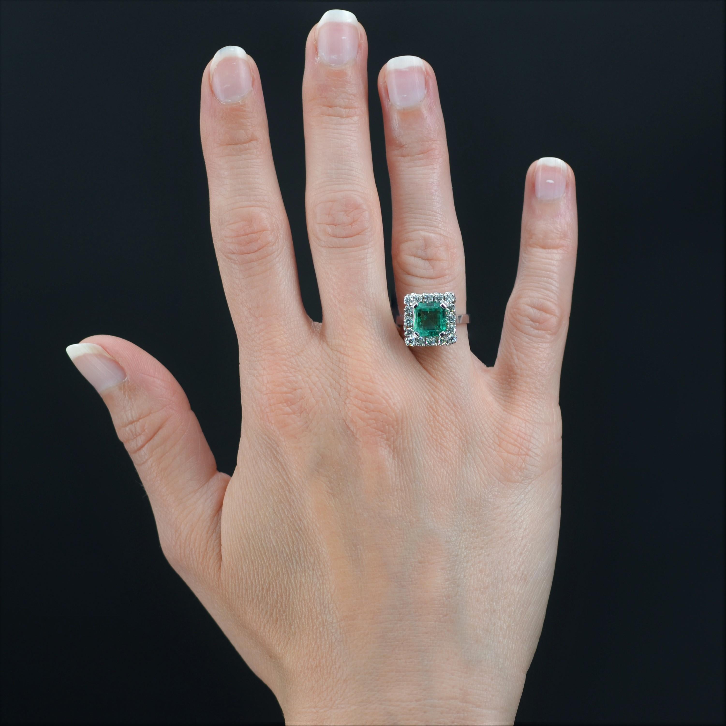 Ring in 18 karat white gold.
Sublime retro ring of geometrical shape, it is decorated in the center of a square emerald with cut sides of a bright and intense green, in a surround of modern brilliant- cut diamonds. The basket is made of flat gold