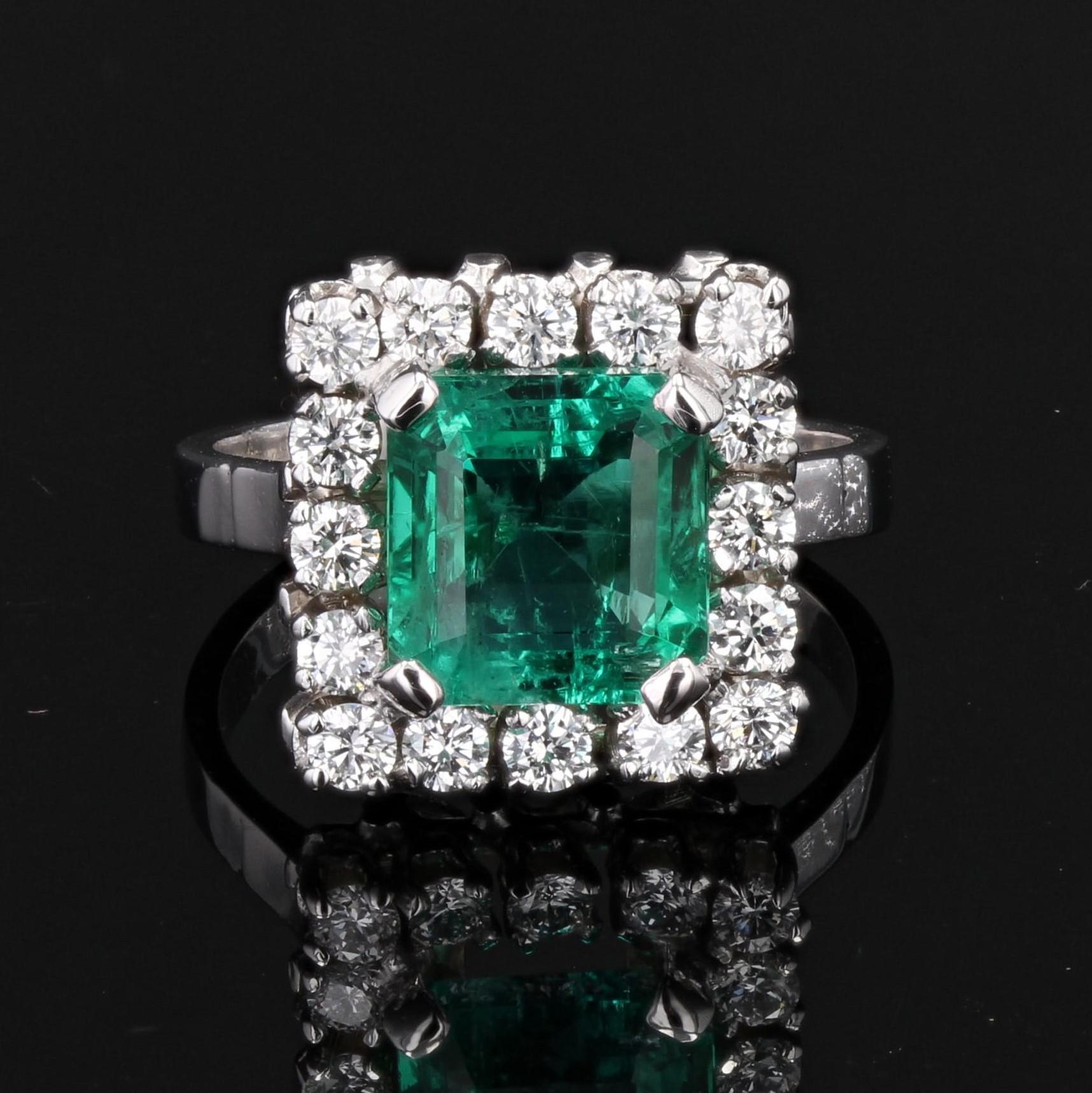 Franzsischer, 1970er Jahre, 2,56 Karat Smaragd-Diamant-Ring aus 18 Karat Weigold (Retro) im Angebot