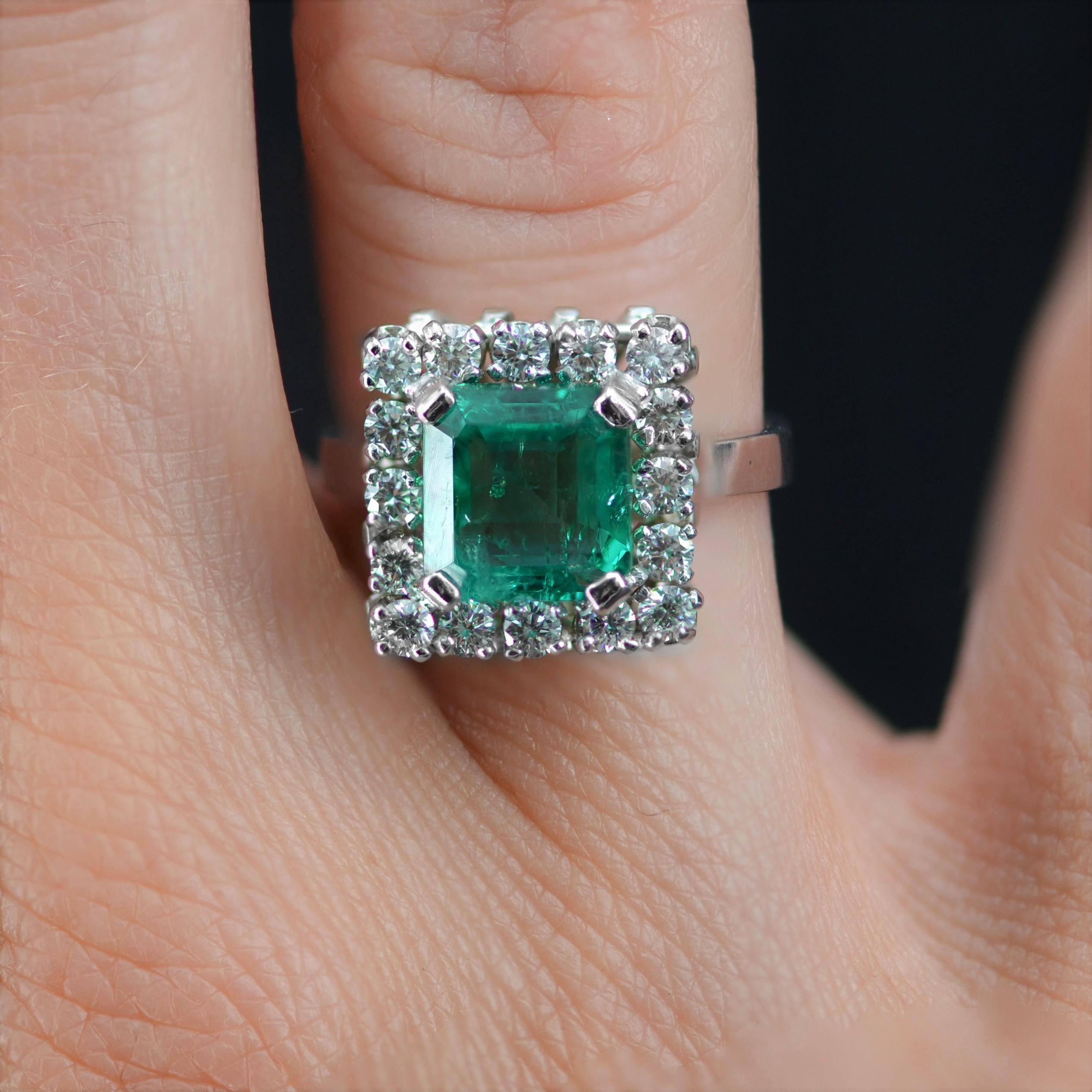 French, 1970s, 2.56 Carat Emerald Diamonds 18 Karat White Gold Ring In Excellent Condition For Sale In Poitiers, FR
