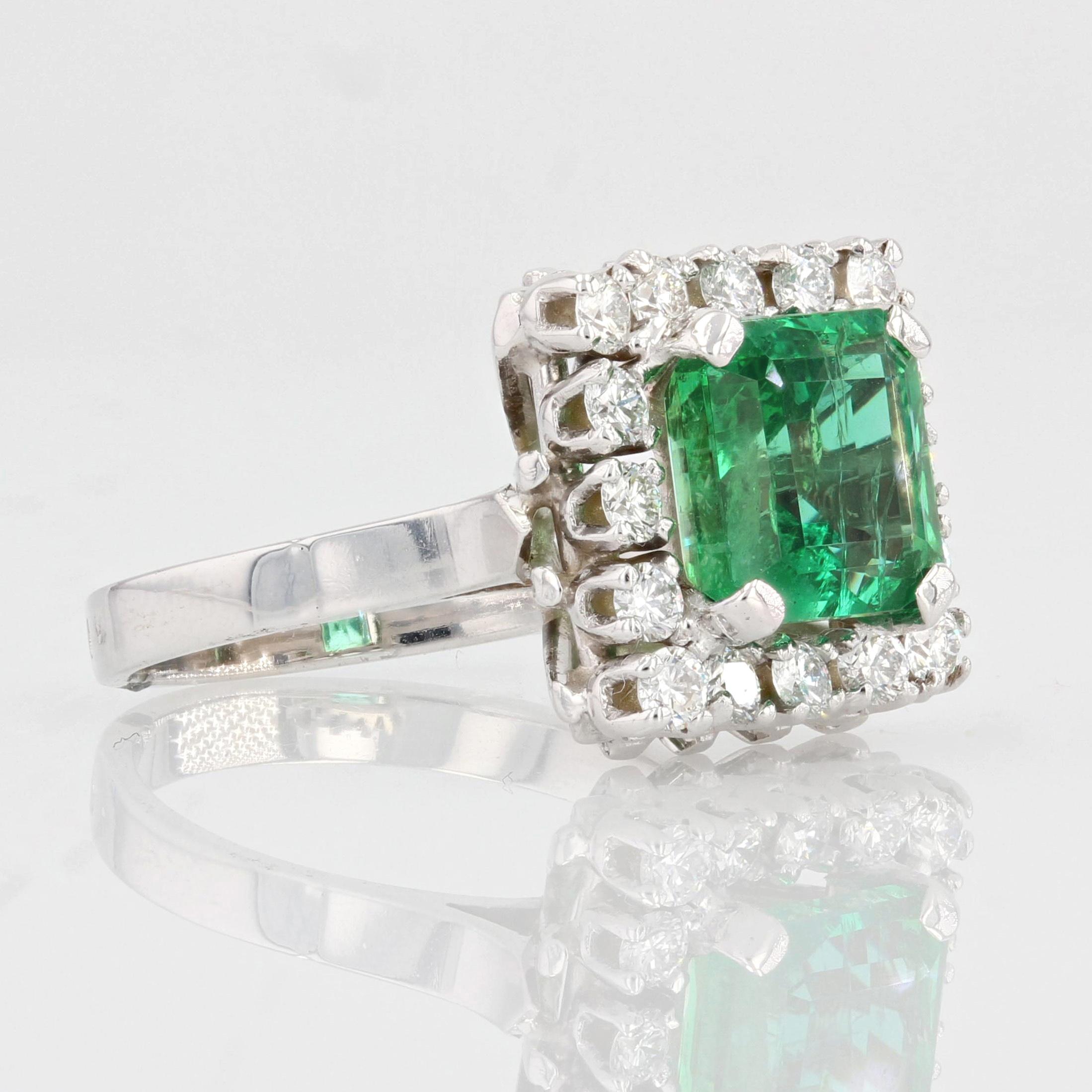 French, 1970s, 2.56 Carat Emerald Diamonds 18 Karat White Gold Ring For Sale 2
