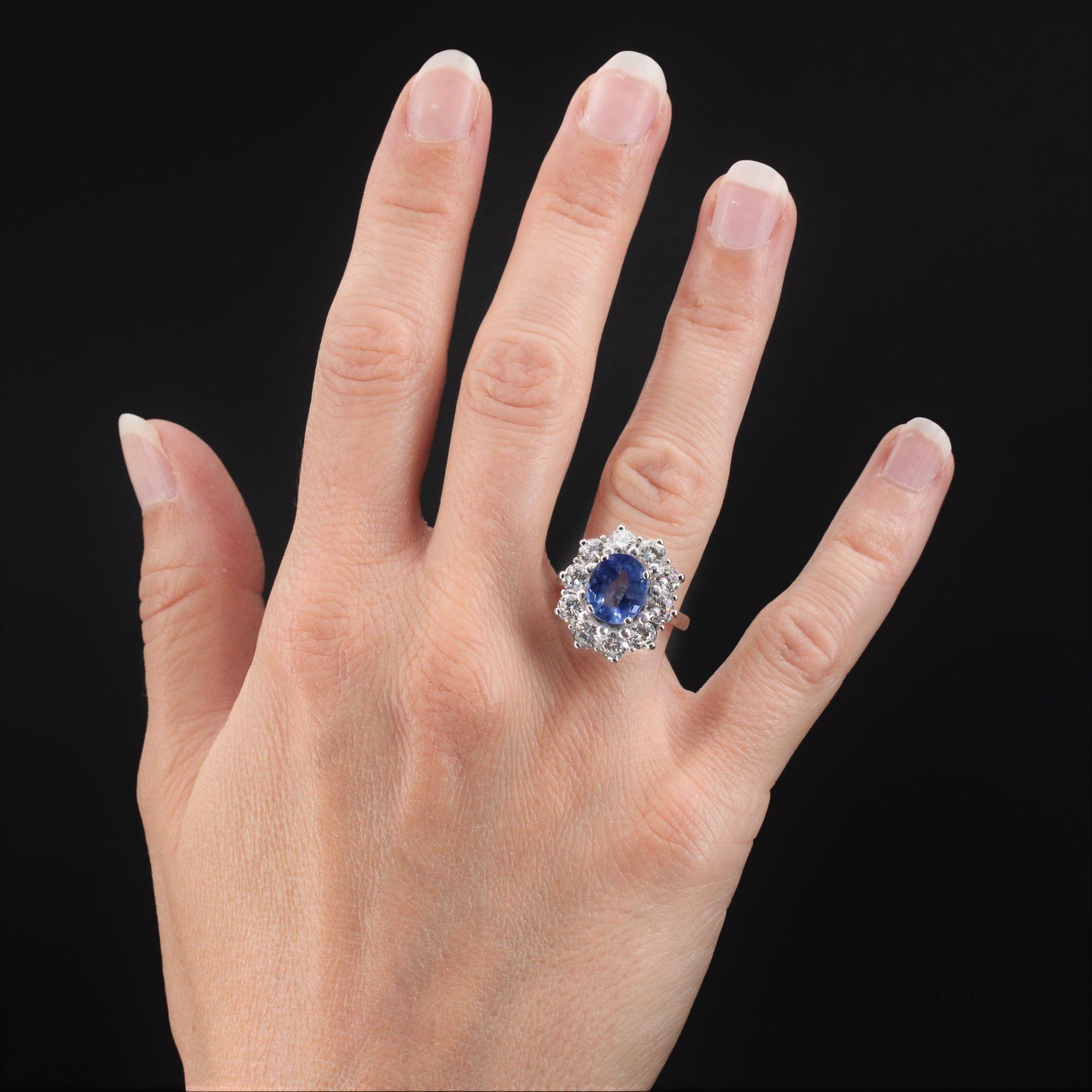 Ring in 18 karat white gold, eagle head hallmark.
Sublime daisy ring, it presents in the center an oval 