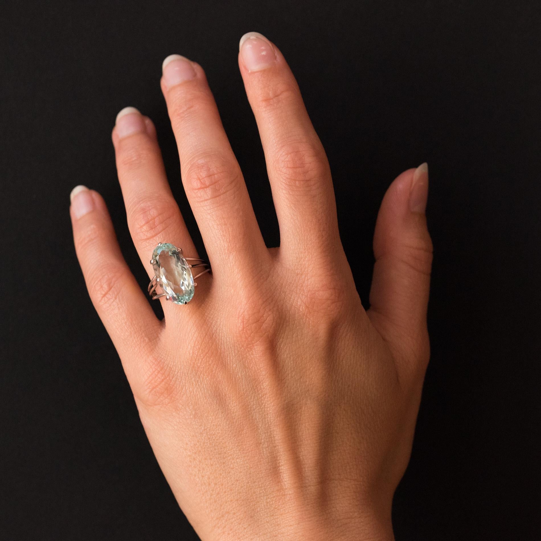 Ring in 18 karat white gold, eagle's head hallmark.
Characteristic of its time, this retro ring is set with claws on its top of an oval aquamarine. The mounting is made of three gold threads that meet at the base. The basket is openwork.
Total