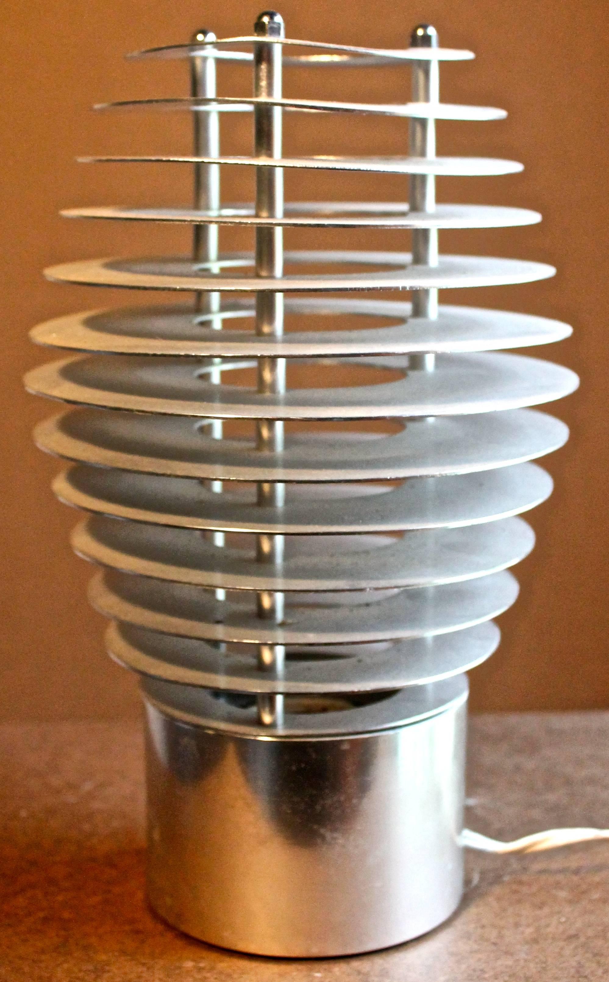 Eine kleine französische Aluminiumlampe (Aufschrift: made in France) in der Art von Morellet.