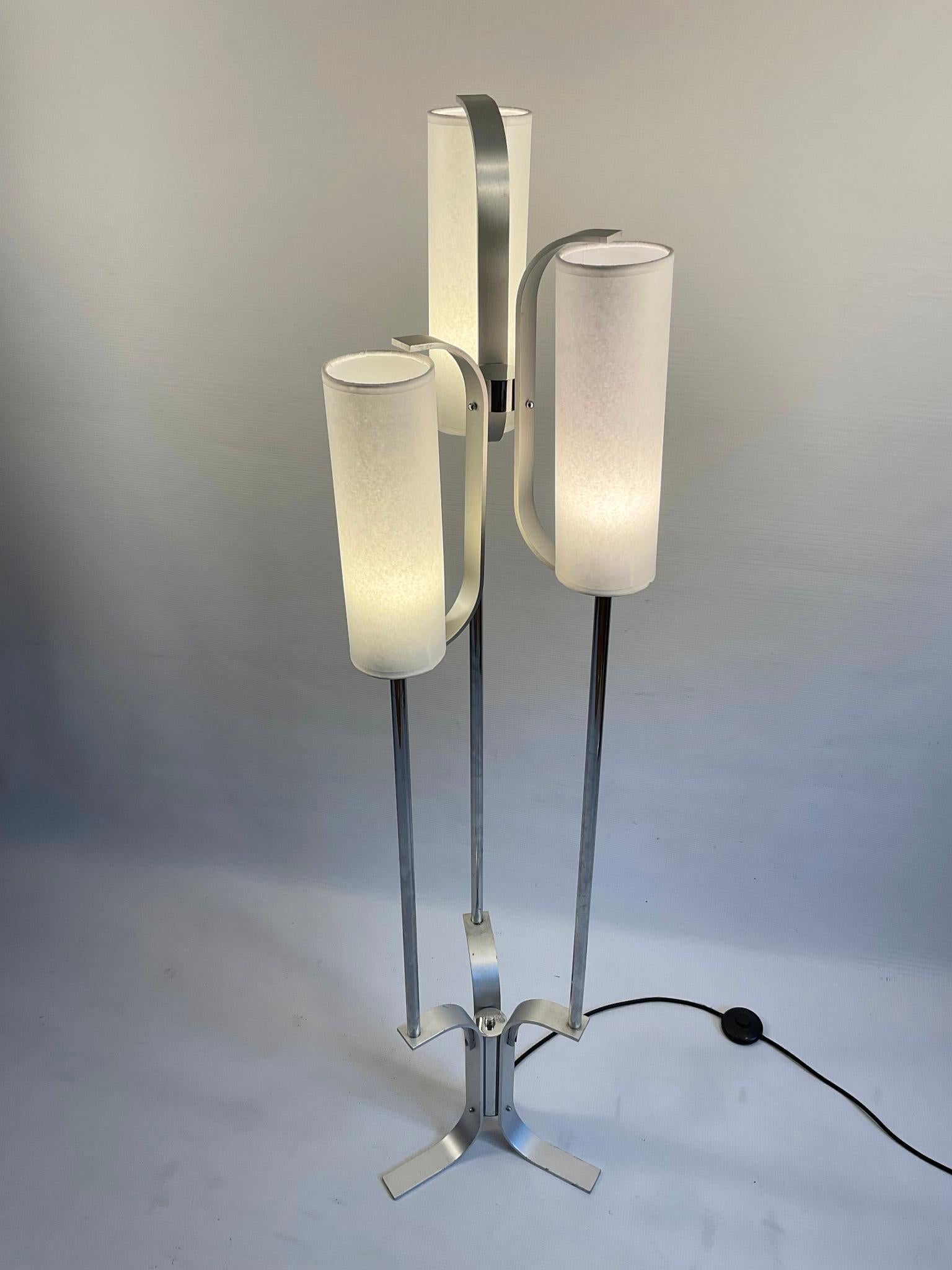 Lampada da terra in alluminio spazzolato degli anni '70 con quattro paralumi in pergamena in vendita 3