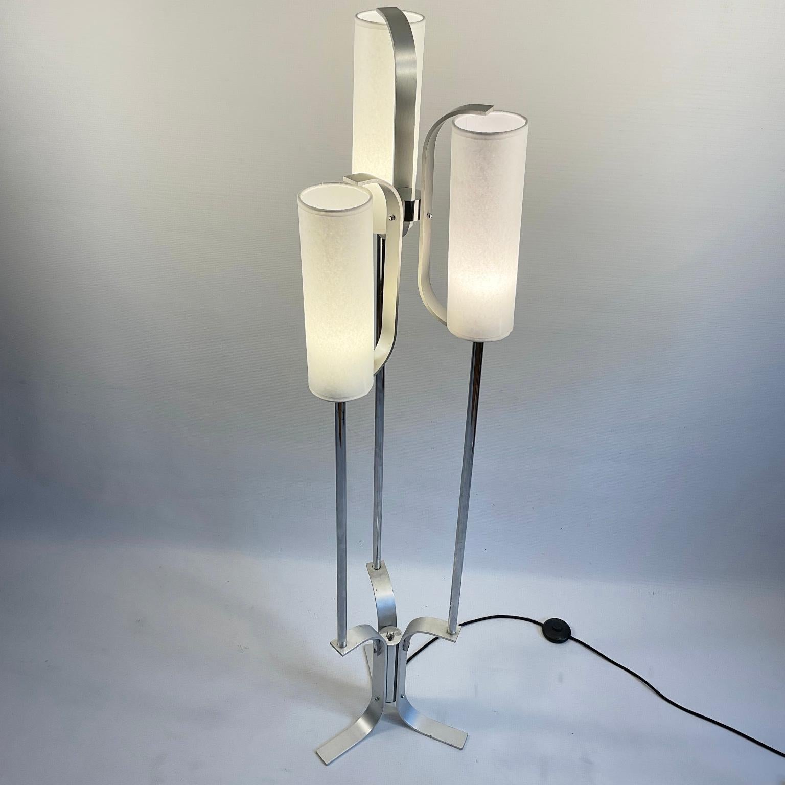 Lampada da terra in alluminio spazzolato degli anni '70 con quattro paralumi in pergamena in vendita 4
