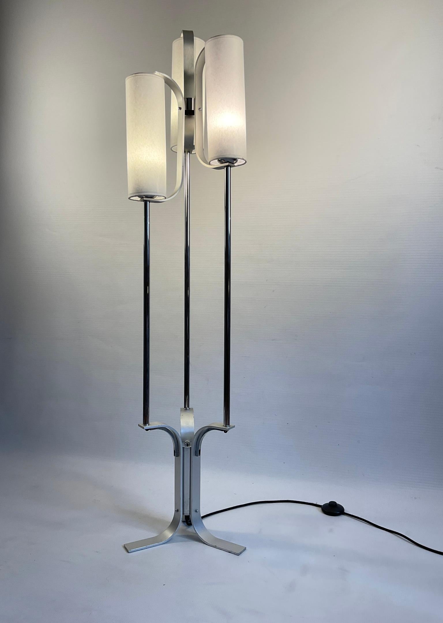 Alluminio Lampada da terra in alluminio spazzolato degli anni '70 con quattro paralumi in pergamena in vendita
