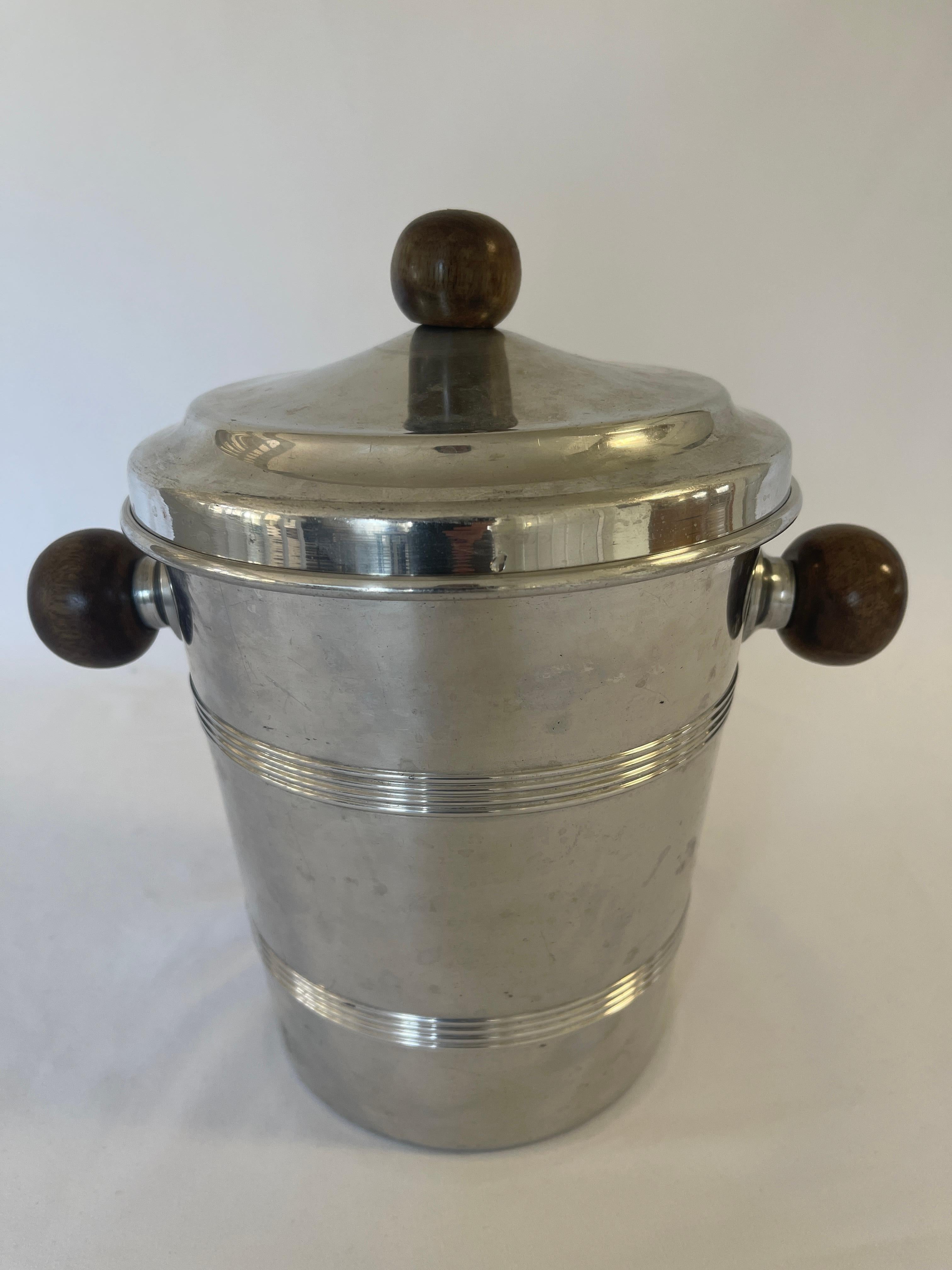 French 1970's Aluminum Ice Bucket with Walnut Handles In Good Condition For Sale In New York, NY
