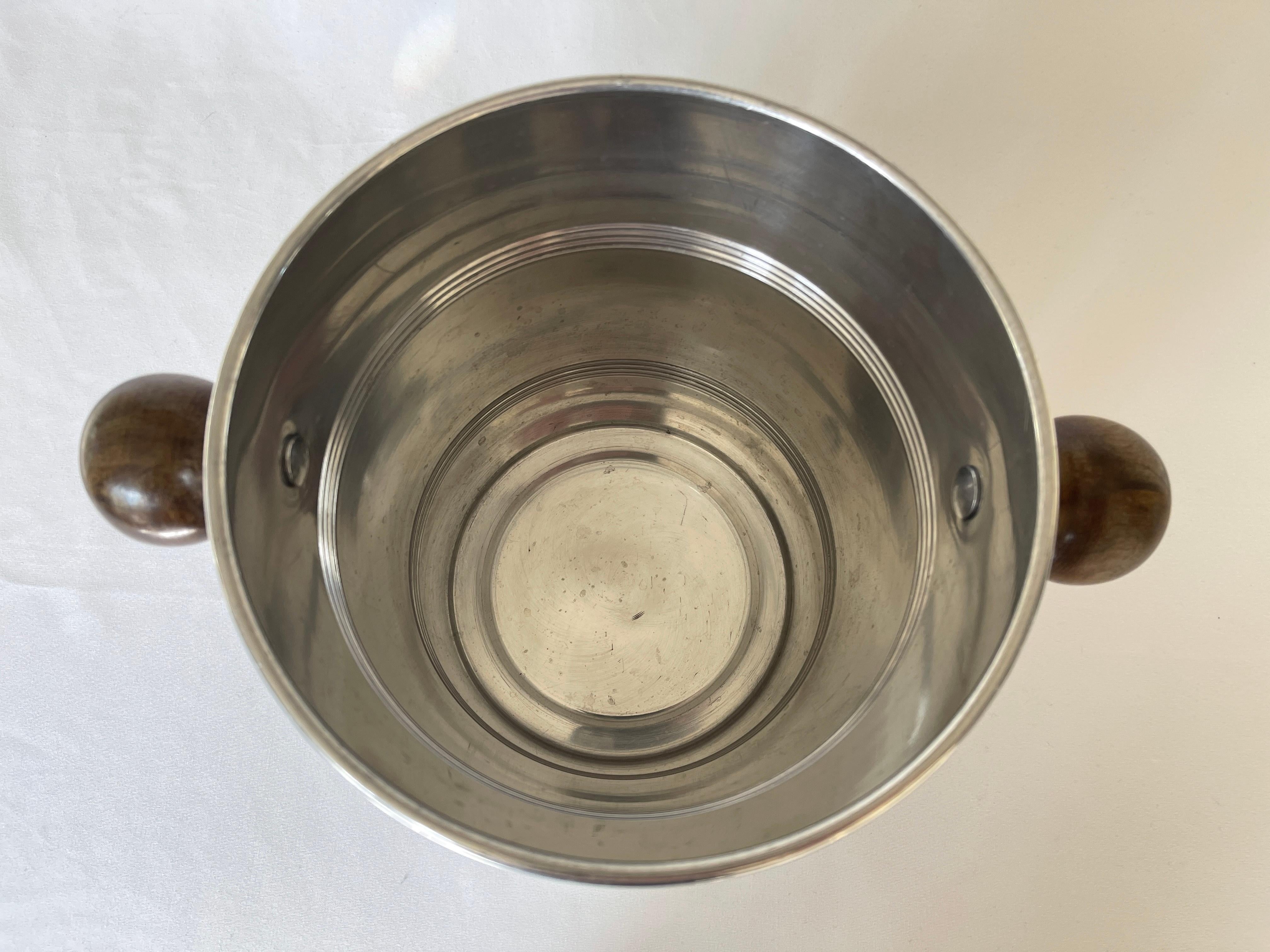 French 1970's Aluminum Ice Bucket with Walnut Handles For Sale 1