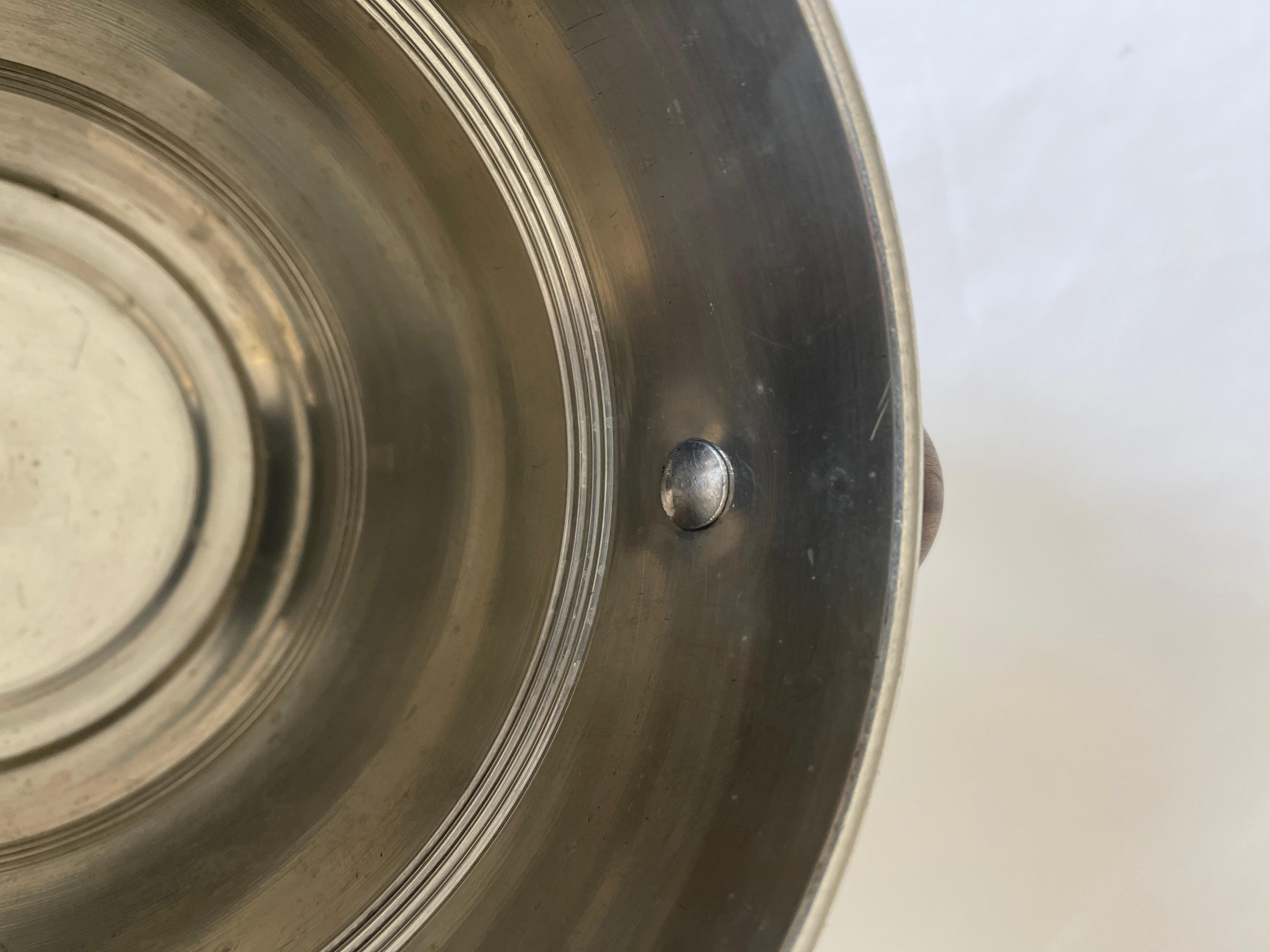 French 1970's Aluminum Ice Bucket with Walnut Handles Aluminio en venta