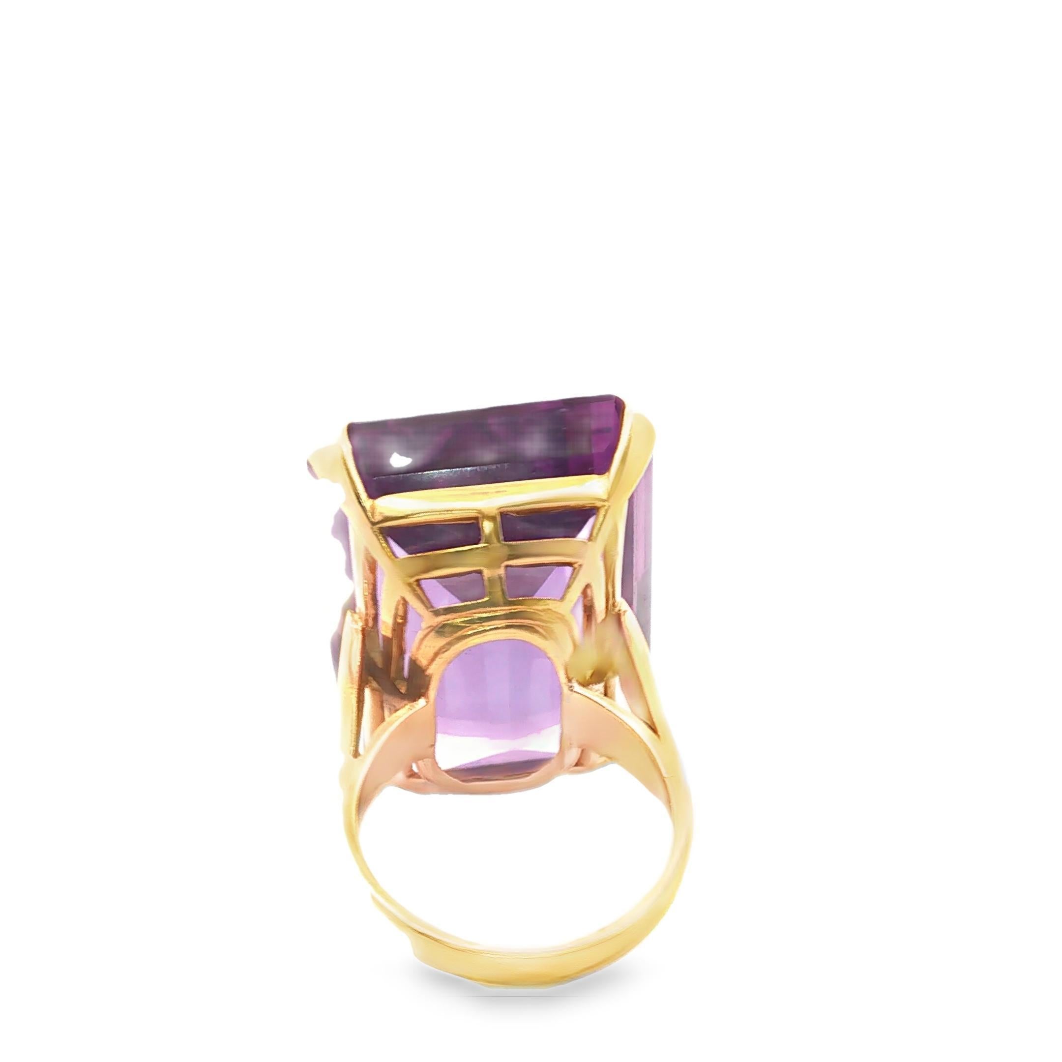 Monolite in viola


Come scolpito dal crepuscolo.

Un'unica, imponente ametista - 66,14 carati di geometria viola - si erge in luminoso contrasto dalla sua minimale montatura in oro giallo 18 carati. Il taglio a smeraldo rivela una profonda luce