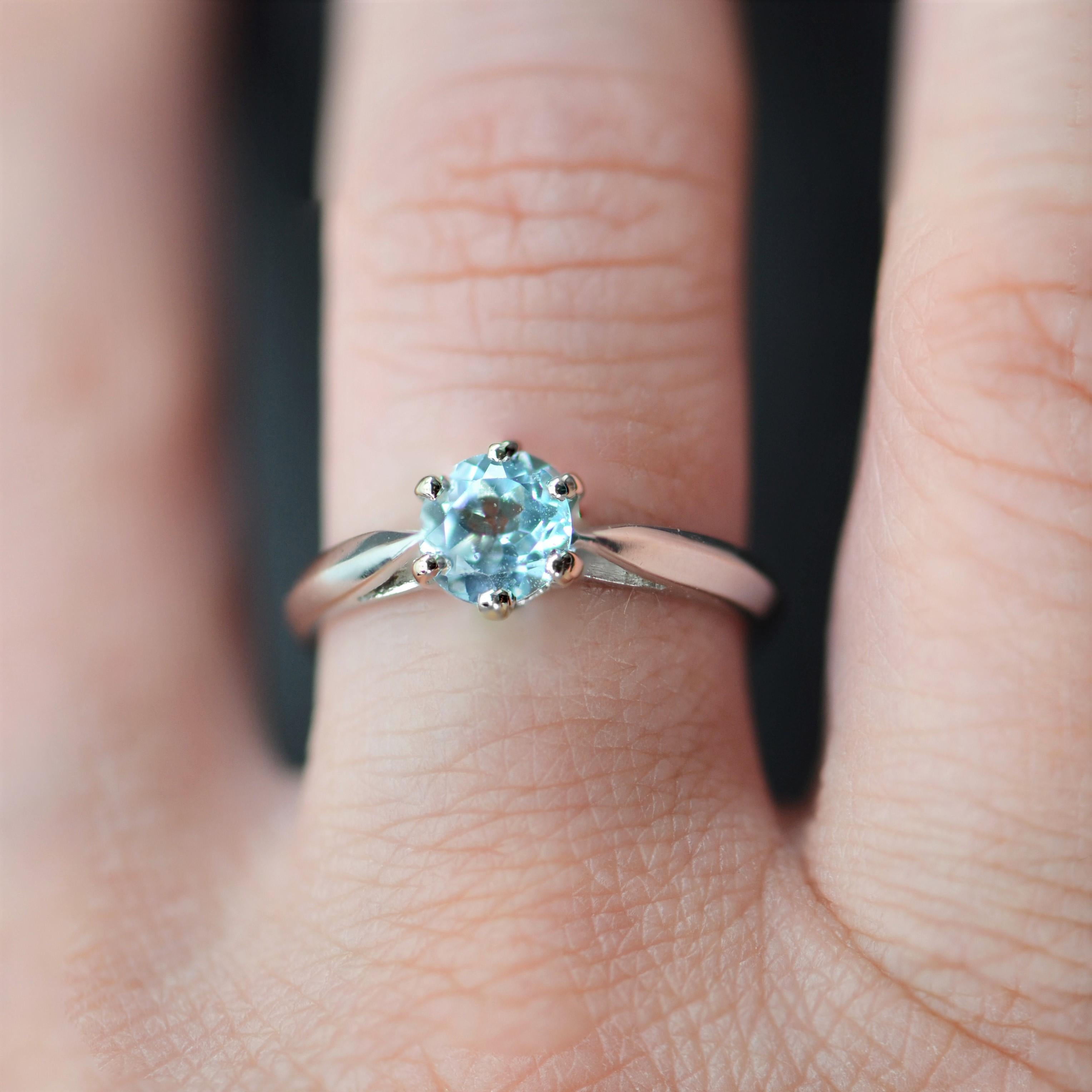 Women's French 1970s Aquamarine 18 Karat White Gold Solitaire Ring For Sale
