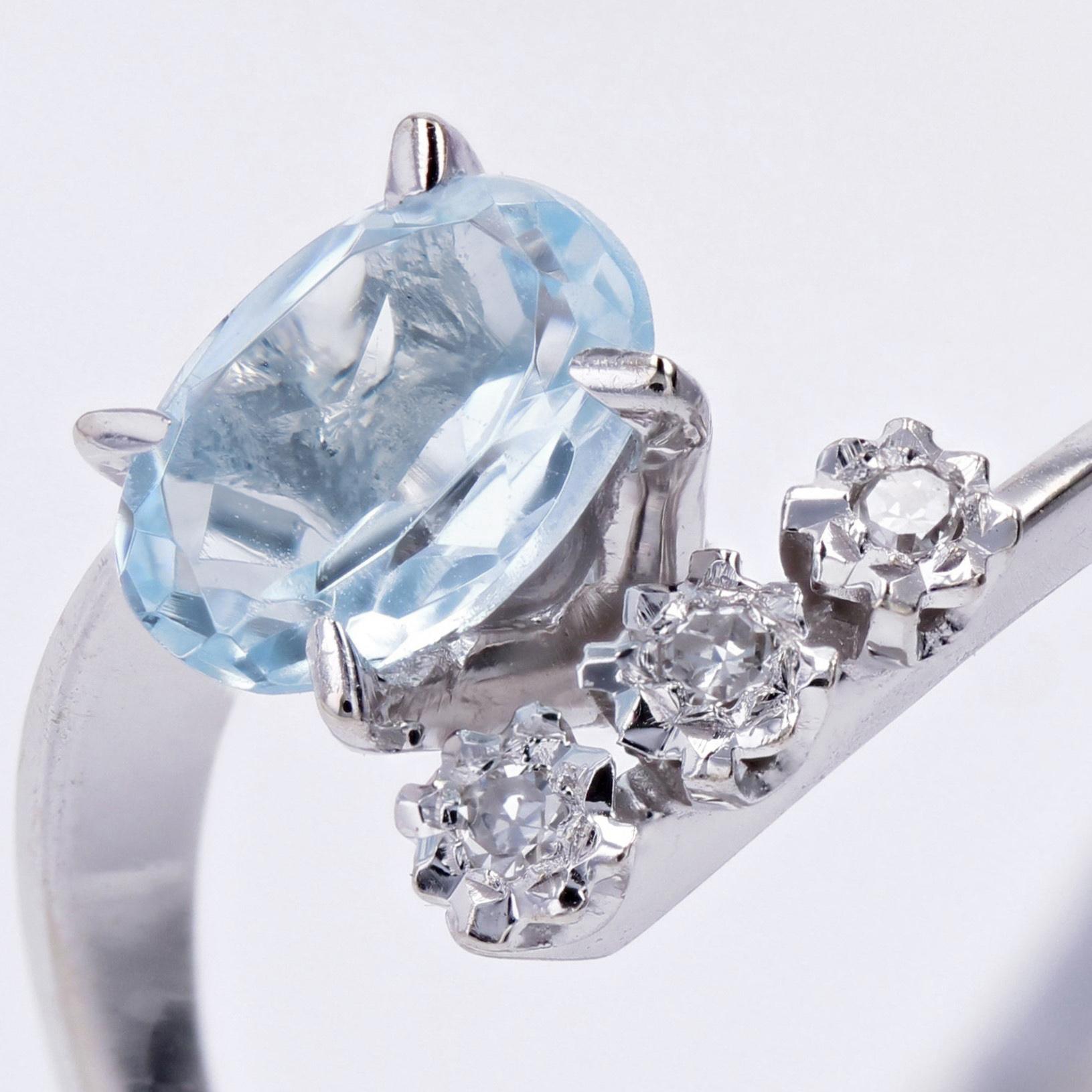 French 1970s Aquamarine Diamonds 18 Karat White Gold Asymmetrical Ring 3