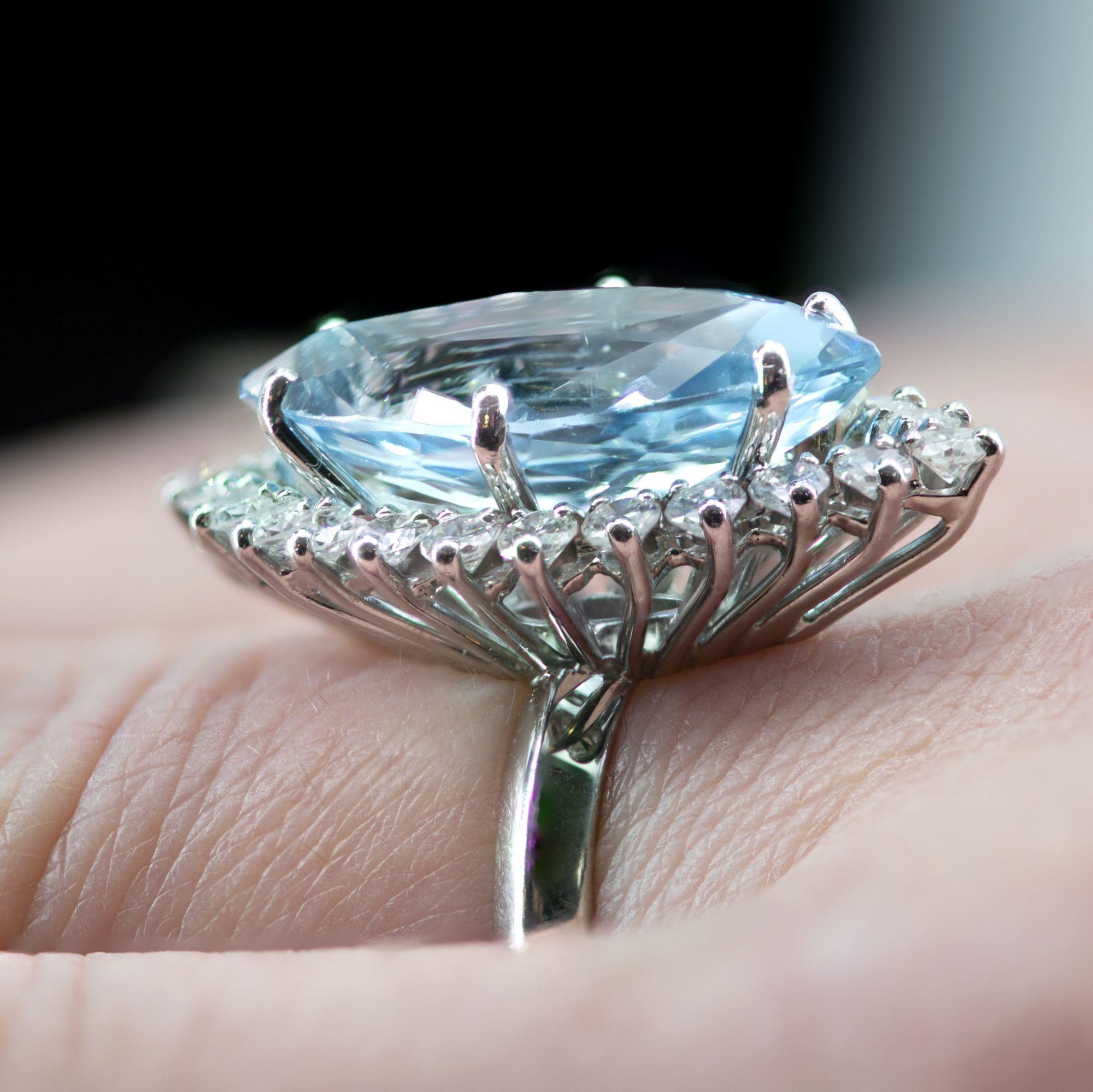 French 1970s Aquamarine Diamonds 18 Karat White Gold Marquise Ring For Sale 4