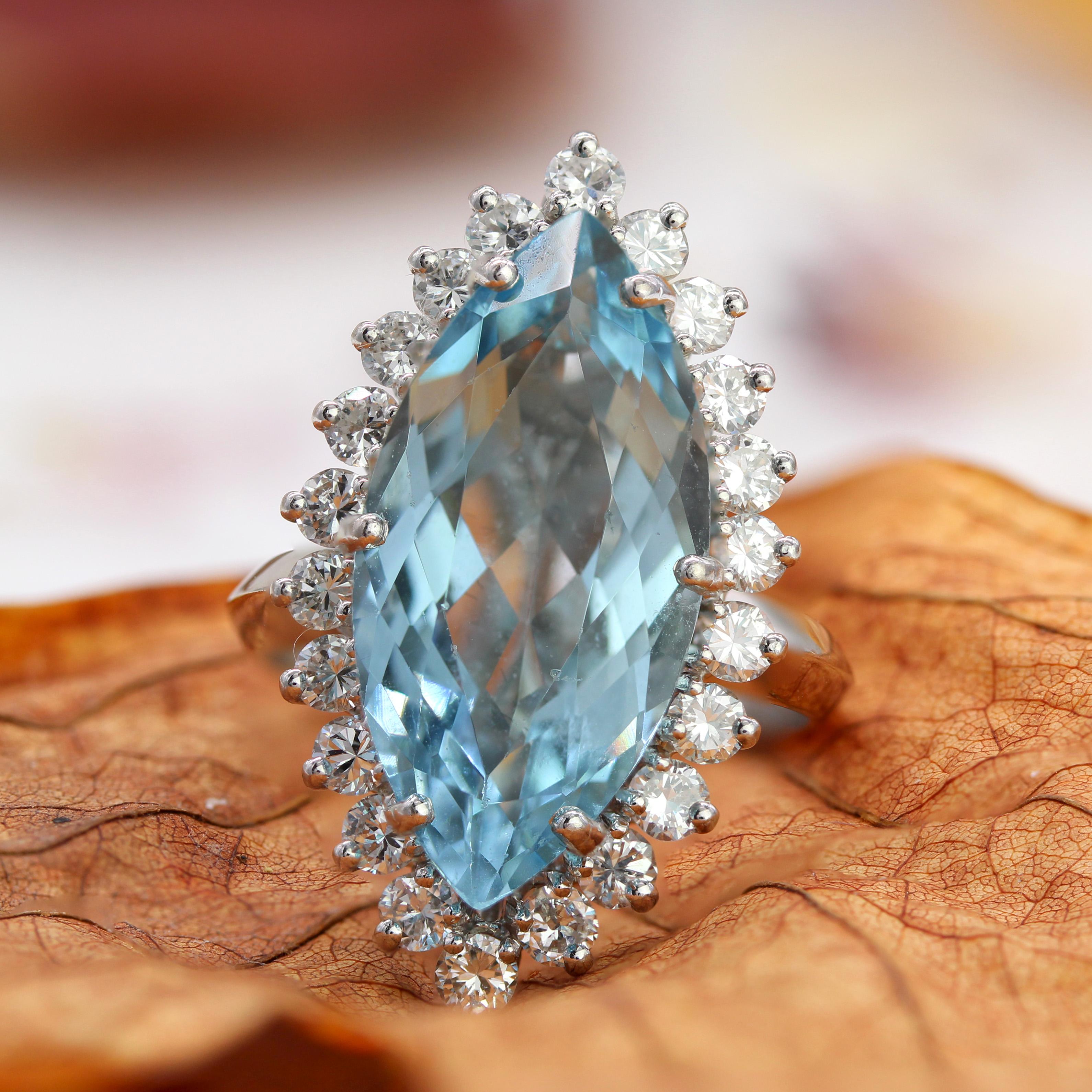 Rétro Anello Marquise in oro bianco 18 carati con diamanti di acquamarina francese degli anni '70 in vendita