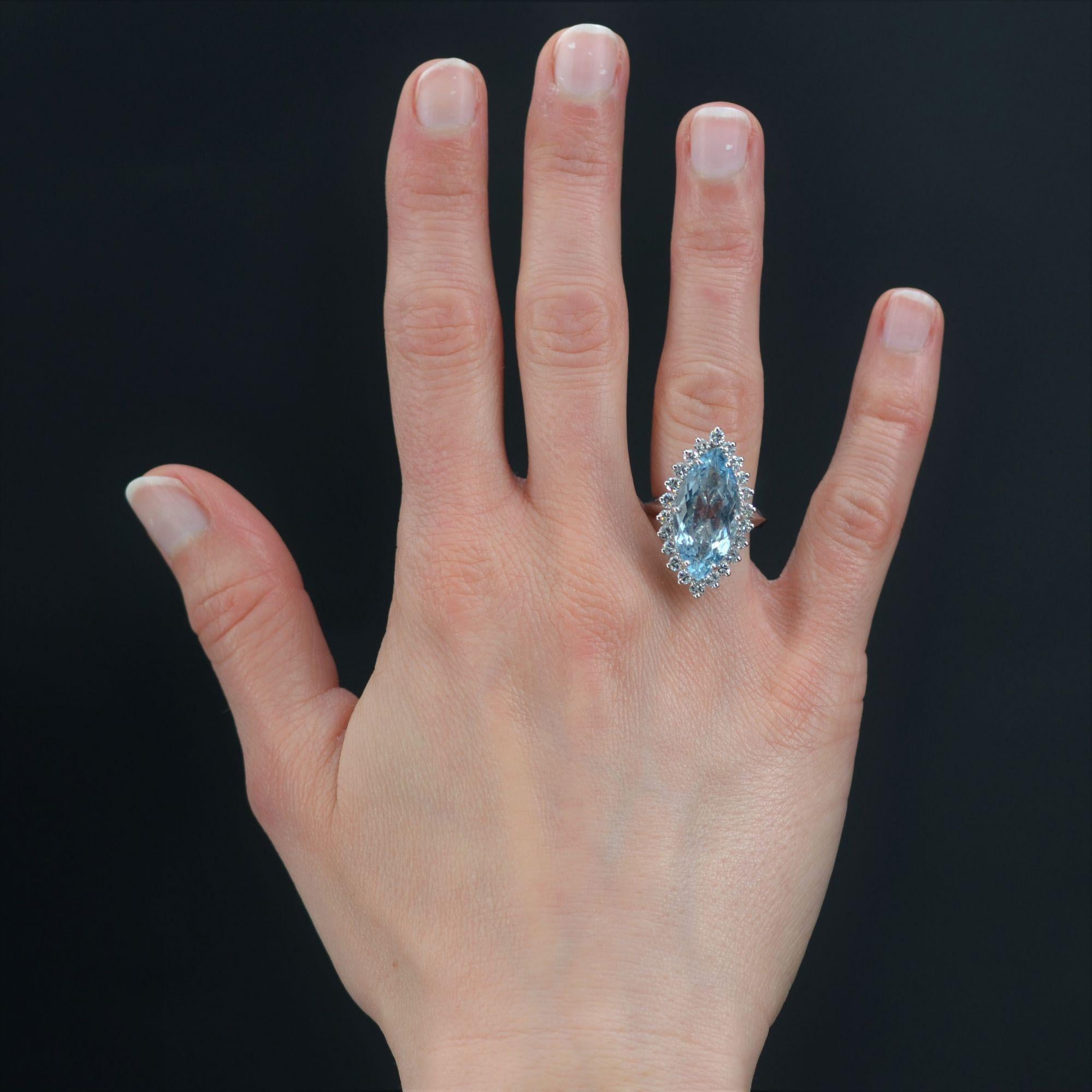 Ring in 18 karat white gold, eagle head hallmark.
Important marquise ring, it is decorated with an aquamarine shuttle- cut and retained in claws in a surround of modern brilliant- cut diamond. The setting is made of gold wire and is openwork.
Weight