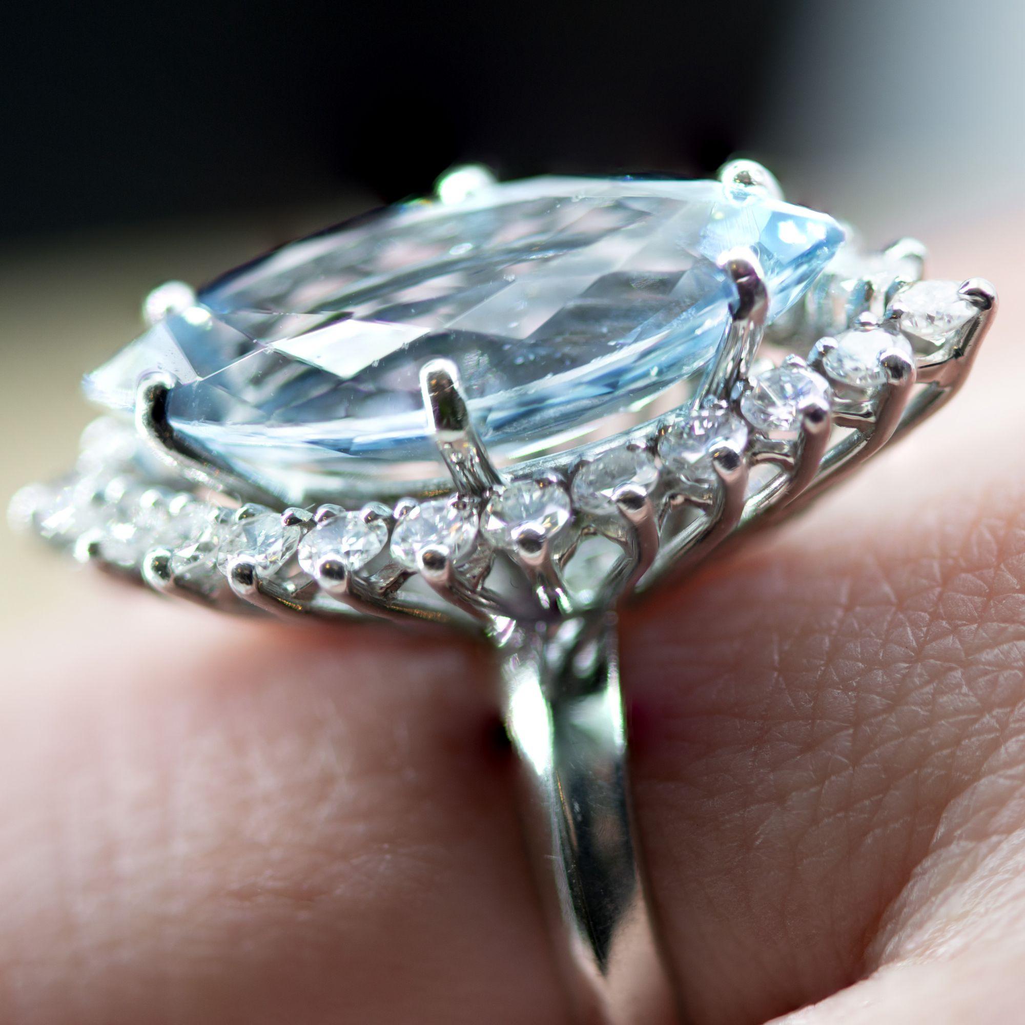 French 1970s Aquamarine Diamonds 18 Karat White Gold Marquise Ring For Sale 2