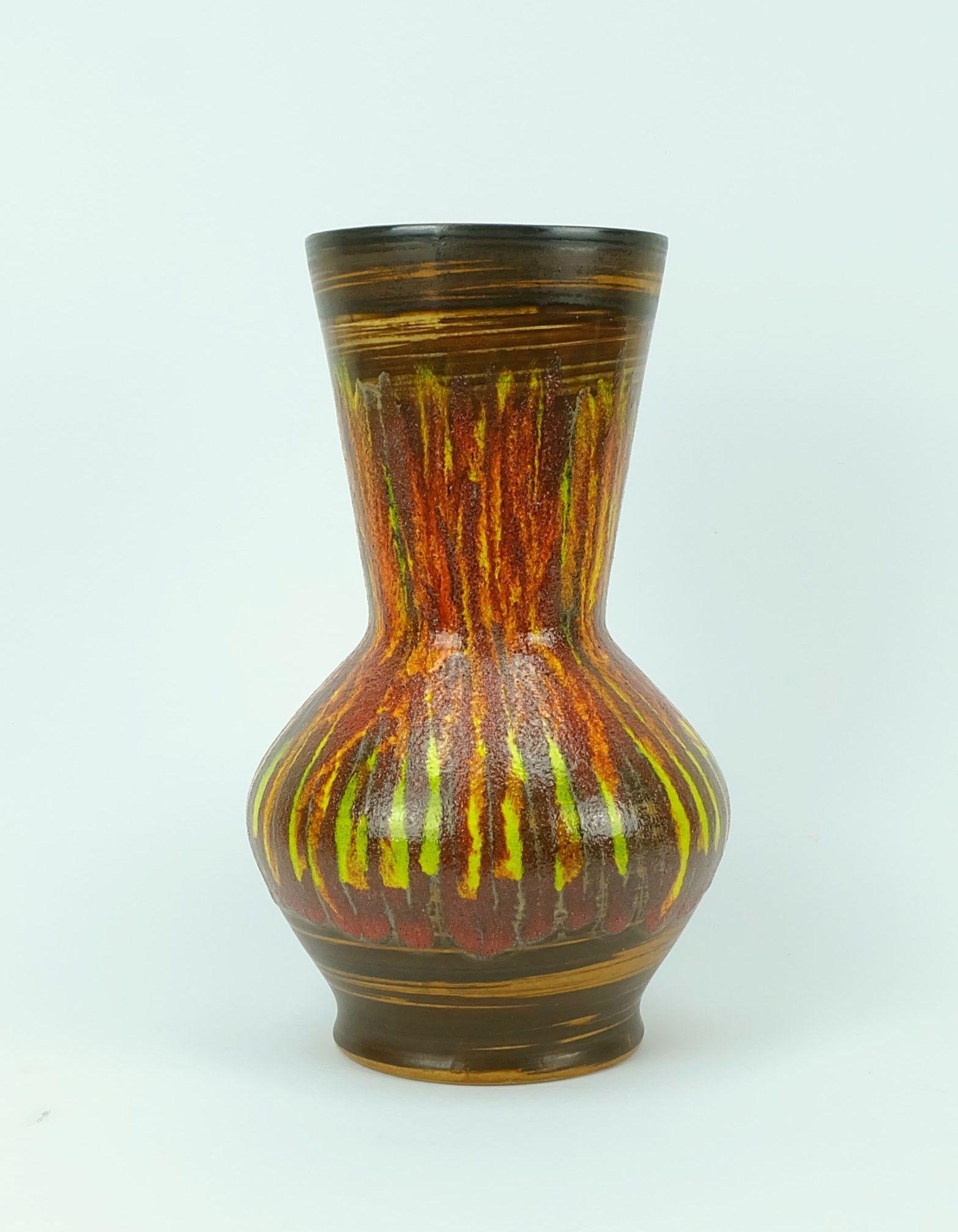 Vaso francese di metà secolo prodotto da St. Clément. Numero di modello 9090. Bella combinazione di due tipi di smalti: smalto lavico arancione, rosso e giallo e motivo a strisce nere e marroni.
 
Altezza 13 1/3