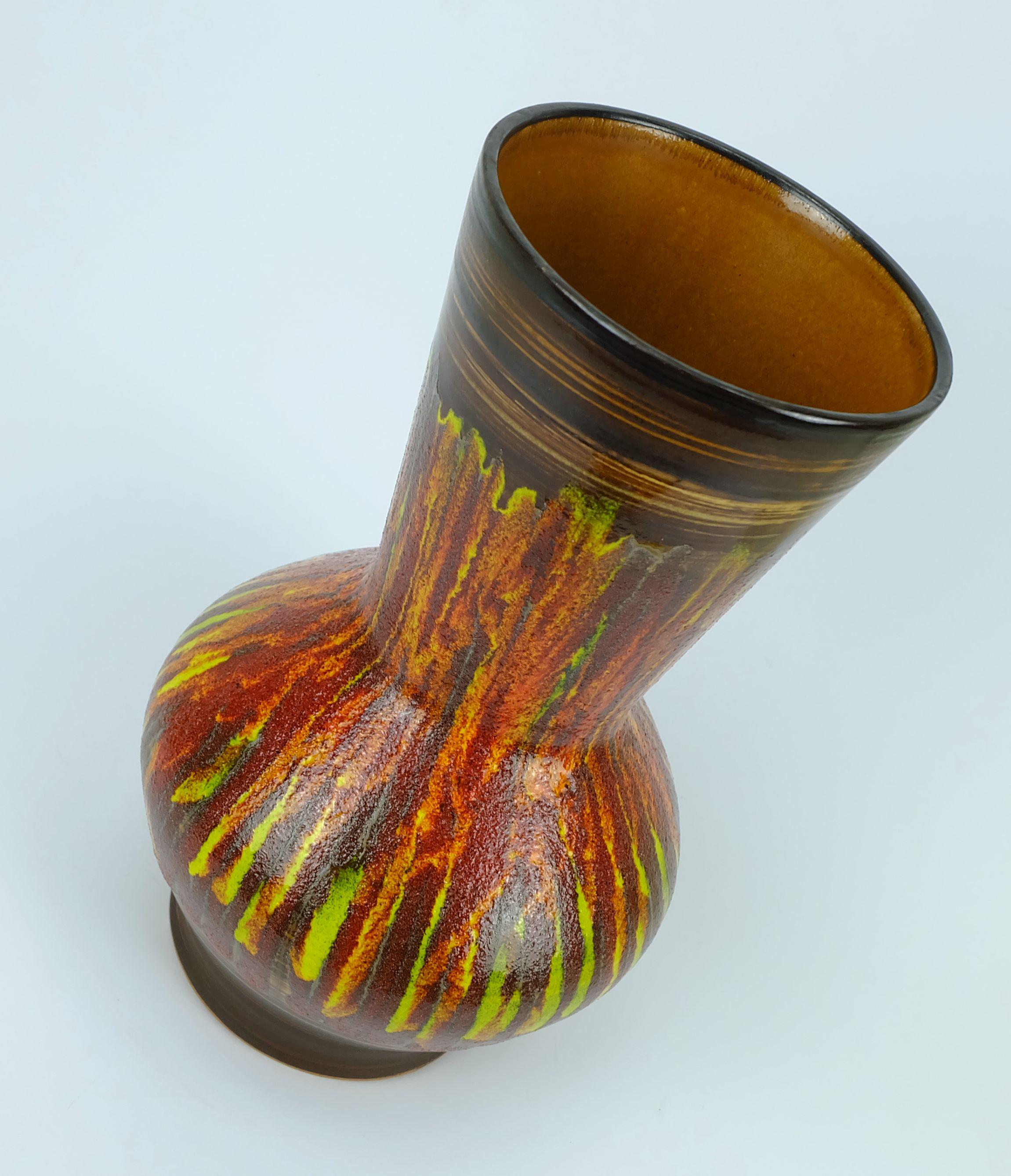 Vaso francese anni '70 in ceramica st. clemente modello 9090 colorato con smalto lavico In condizioni buone in vendita a Mannheim, DE