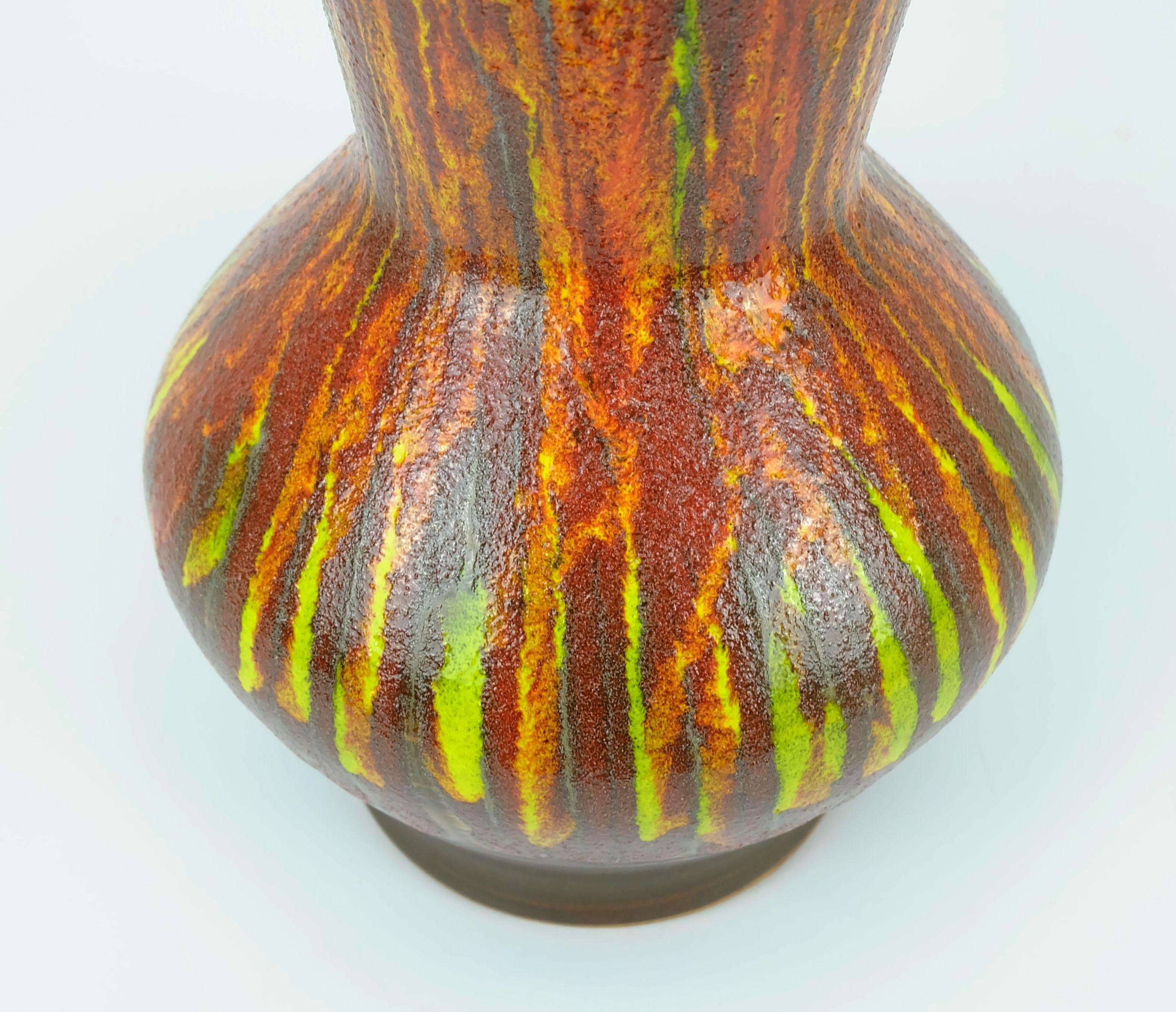 Ceramica Vaso francese anni '70 in ceramica st. clemente modello 9090 colorato con smalto lavico in vendita