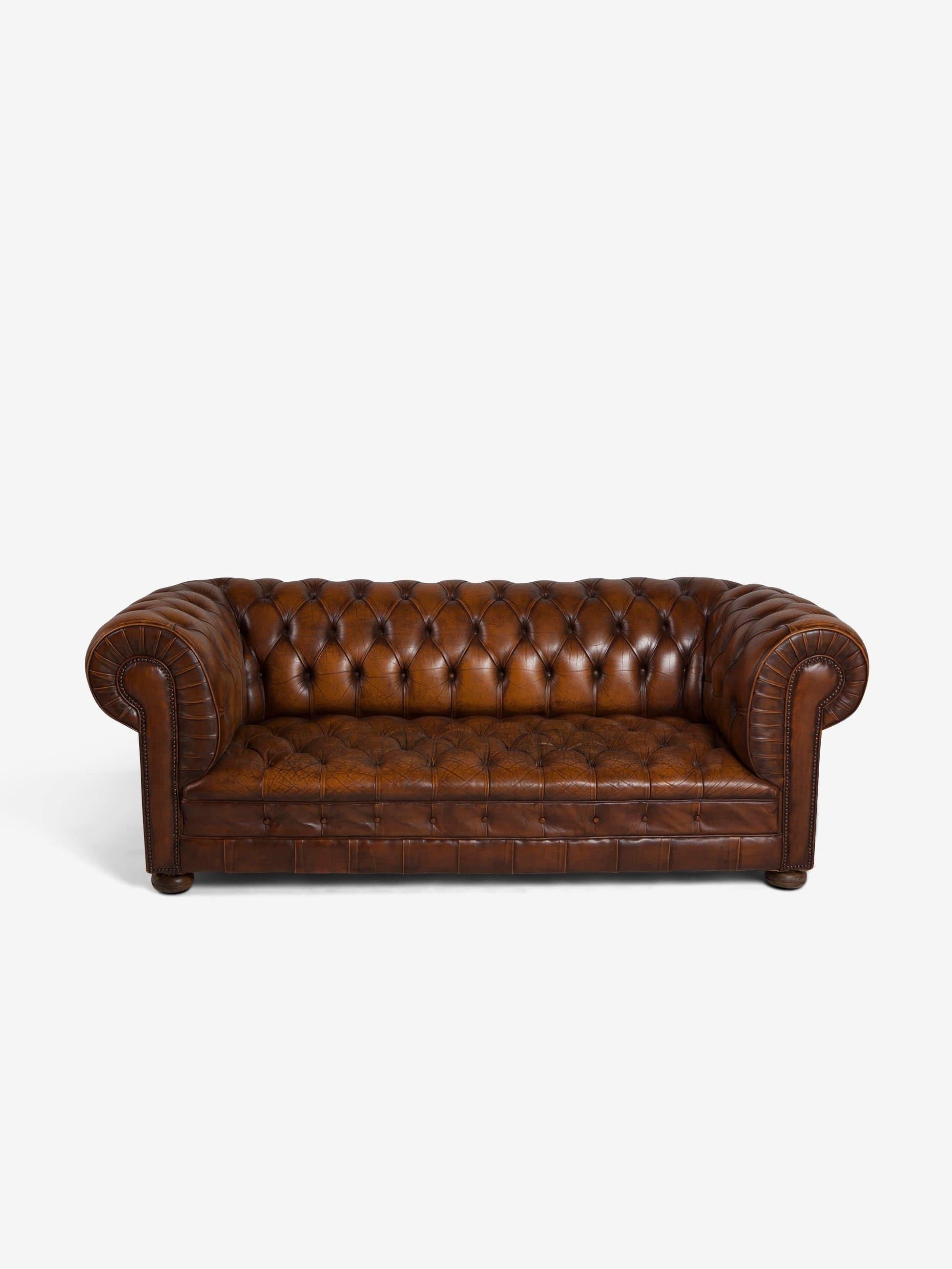 Sofá Chesterfield francés de los años 70 con cuero original Francés en venta