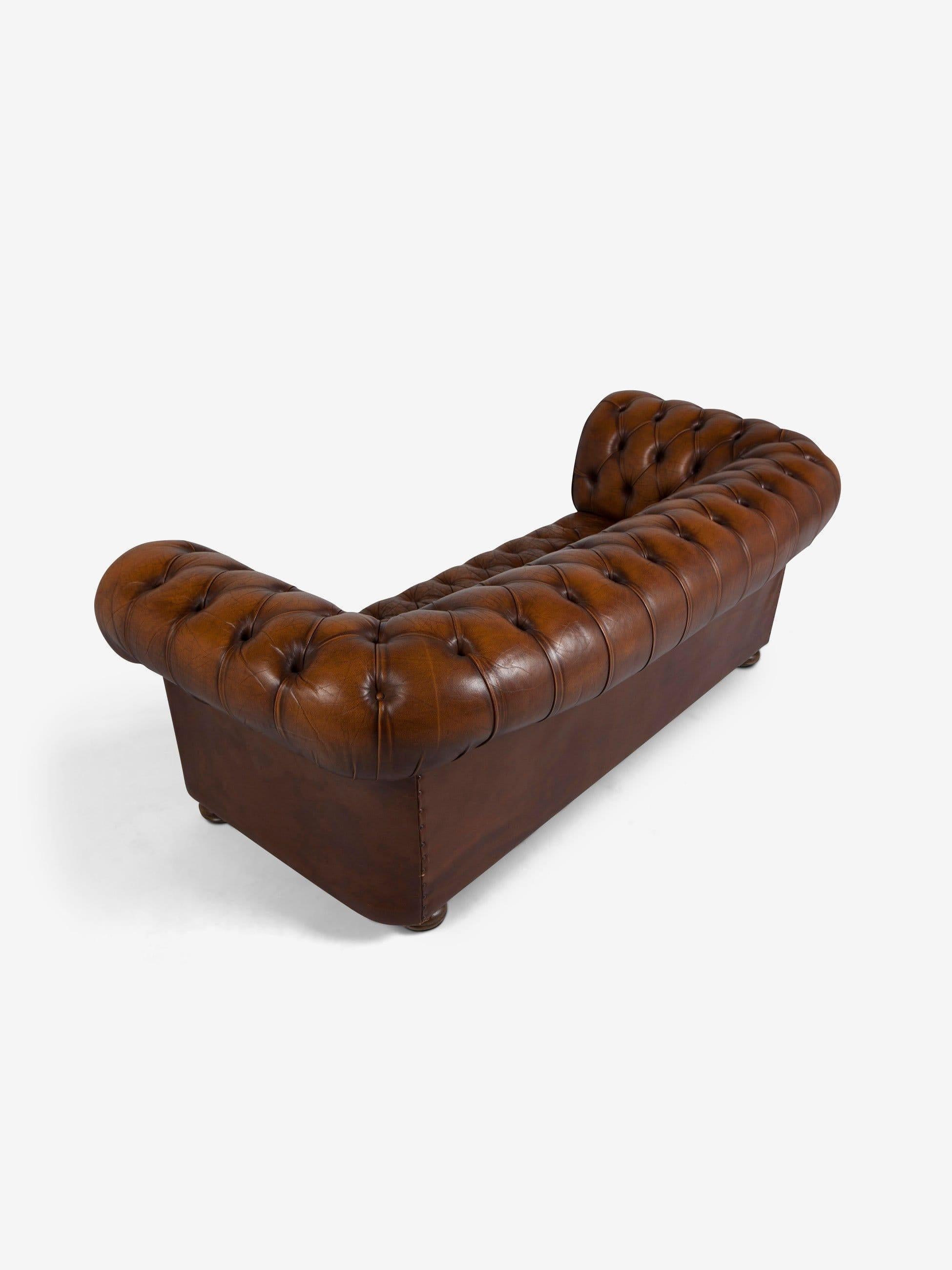Sofá Chesterfield francés de los años 70 con cuero original en Excelente estado para la venta en Sag Harbor, NY