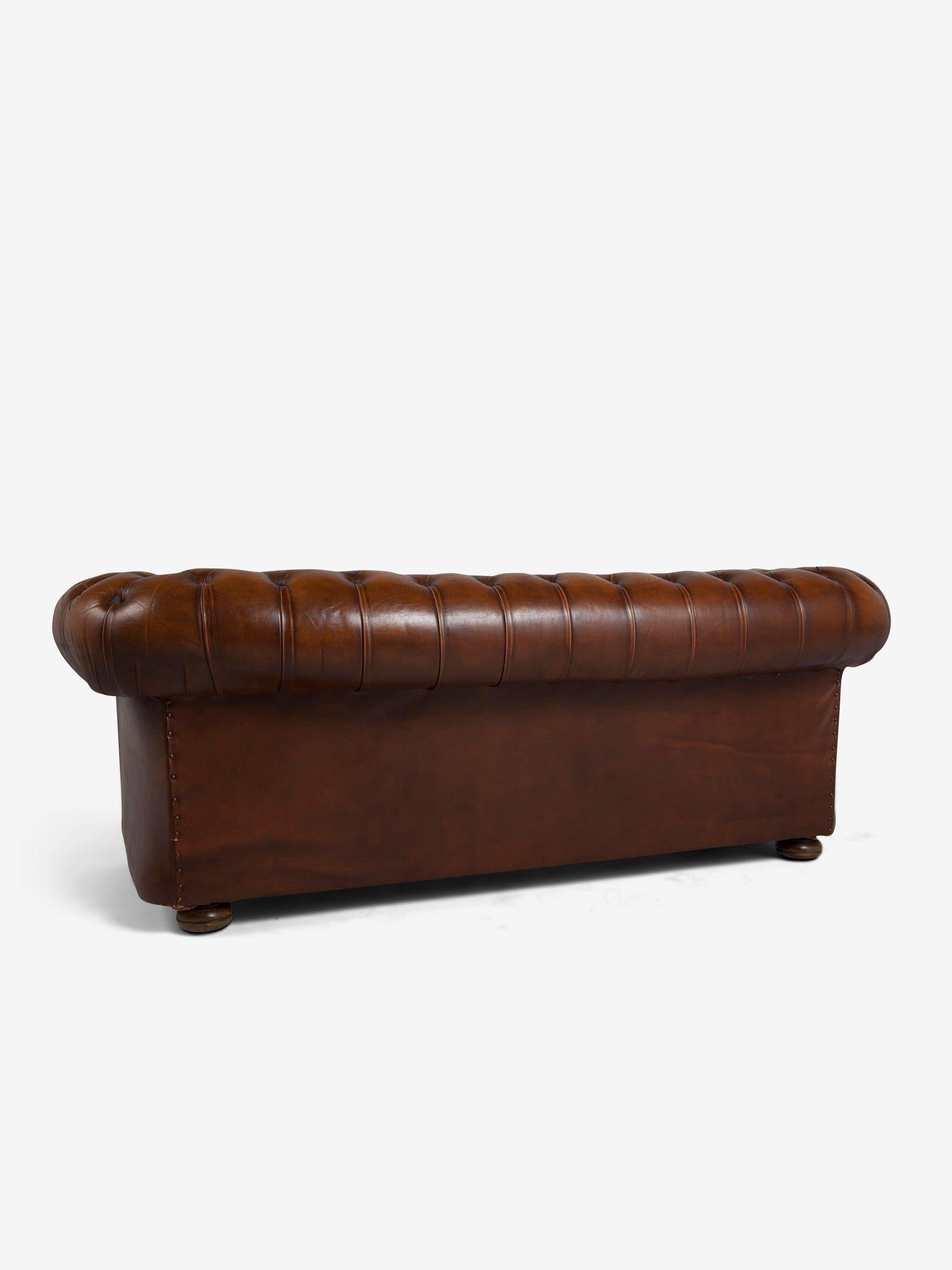 Sofá Chesterfield francés de los años 70 con cuero original finales del siglo XX en venta