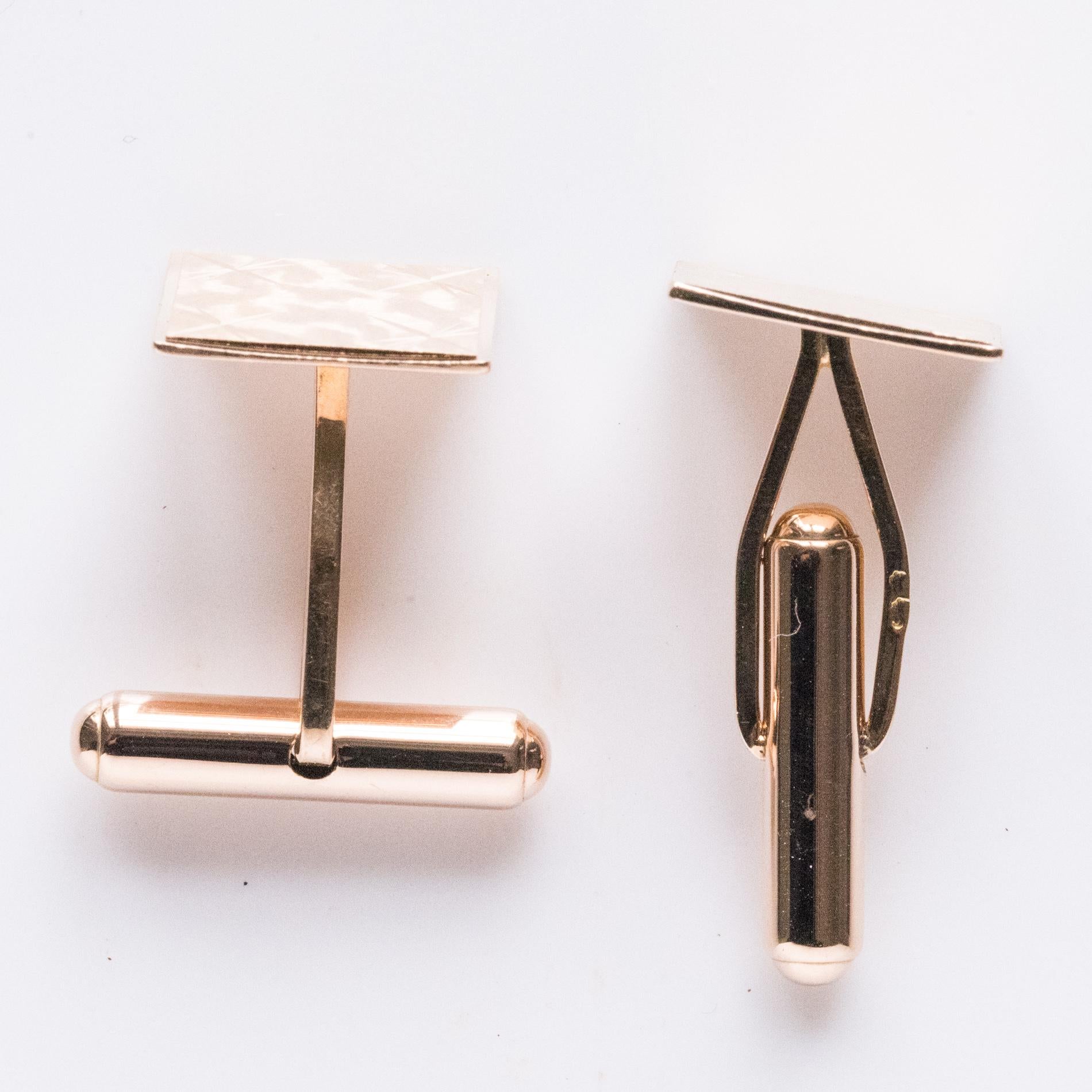 French 1970s Chiseled 18 Karat Yellow Gold Cufflinks For Sale 8