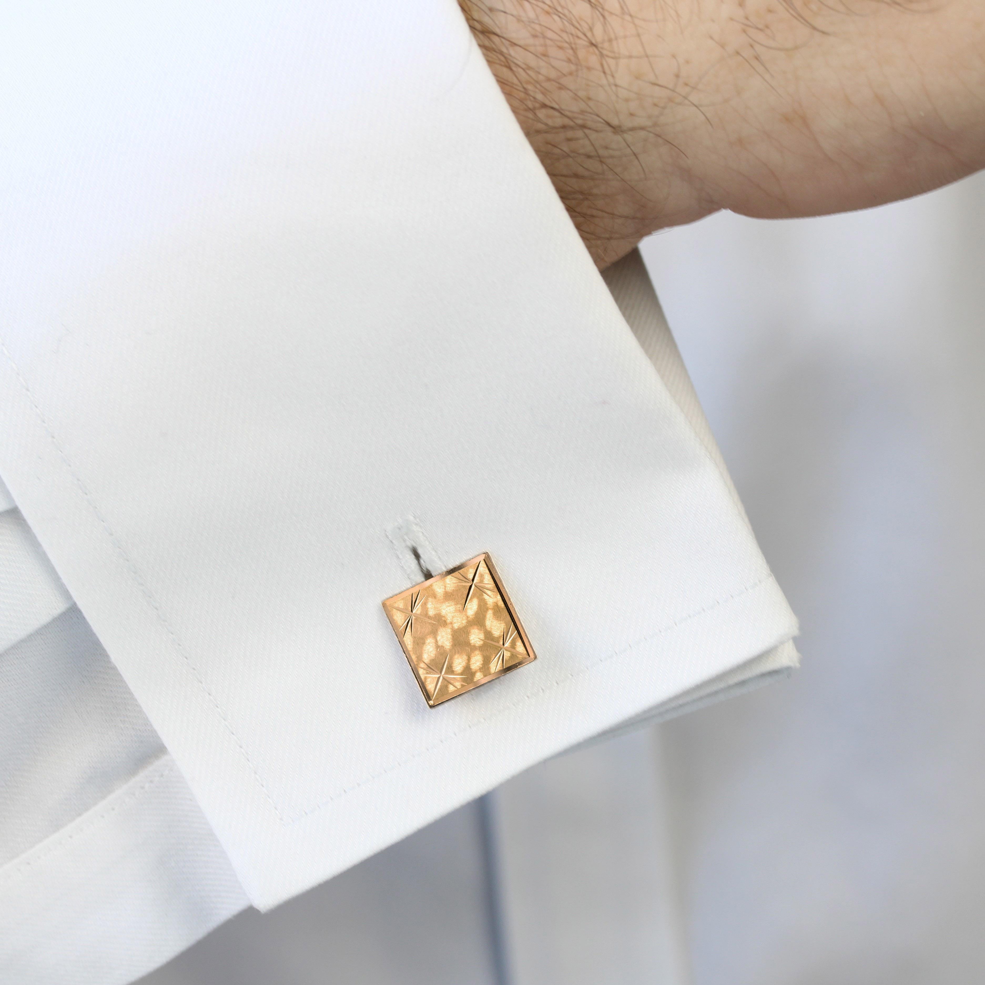 Pair of cufflinks in 18 karat yellow gold, eagle's head hallmark.
Square shaped, these retro cufflinks are chiseled with four stars on a matte background. The attachment system is an articulated stick.
Height : 12.8 mm, Width : 12.8 mm