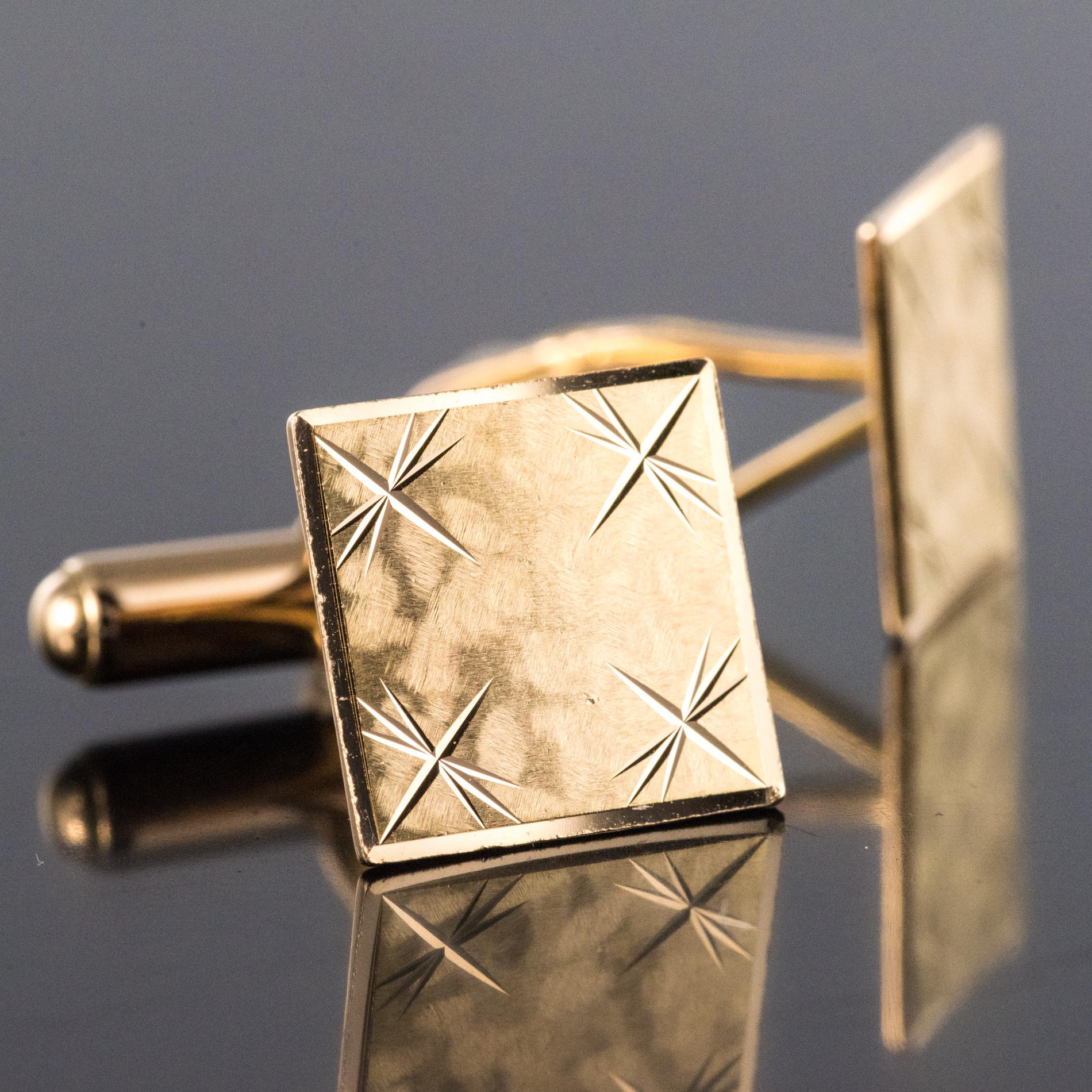 French 1970s Chiseled 18 Karat Yellow Gold Cufflinks In Good Condition For Sale In Poitiers, FR