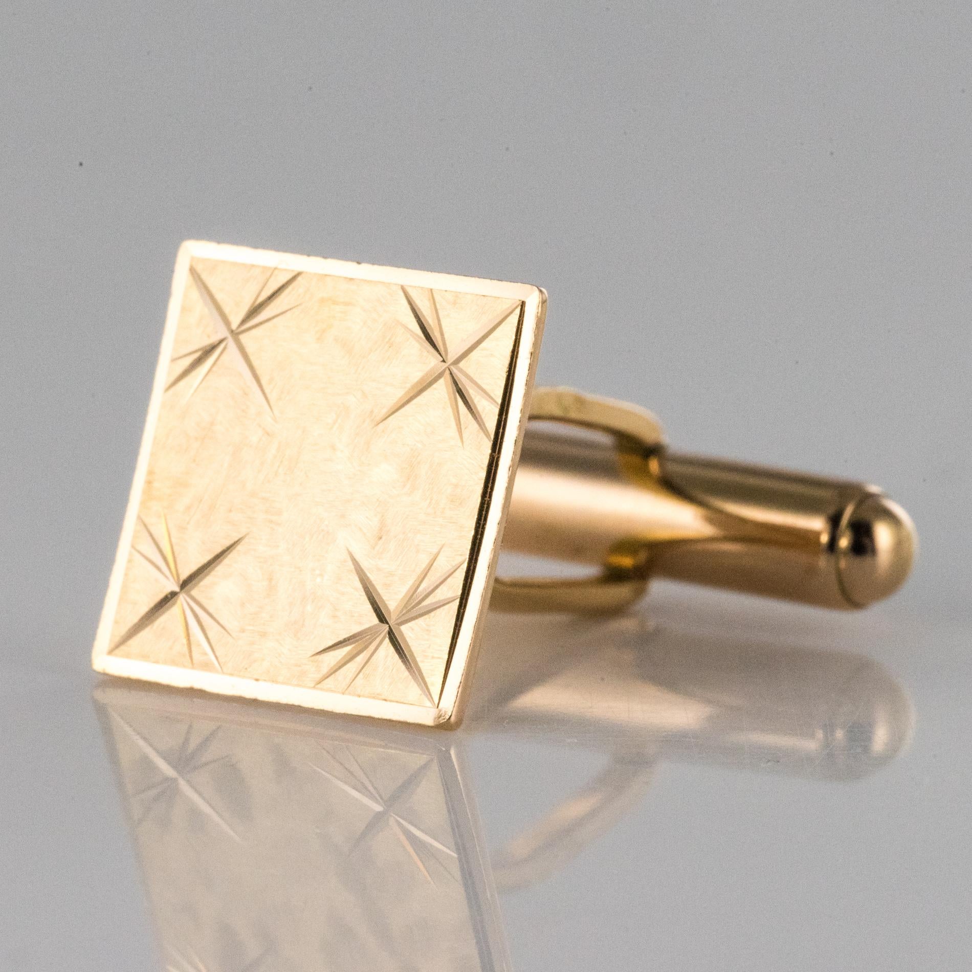 French 1970s Chiseled 18 Karat Yellow Gold Cufflinks For Sale 1