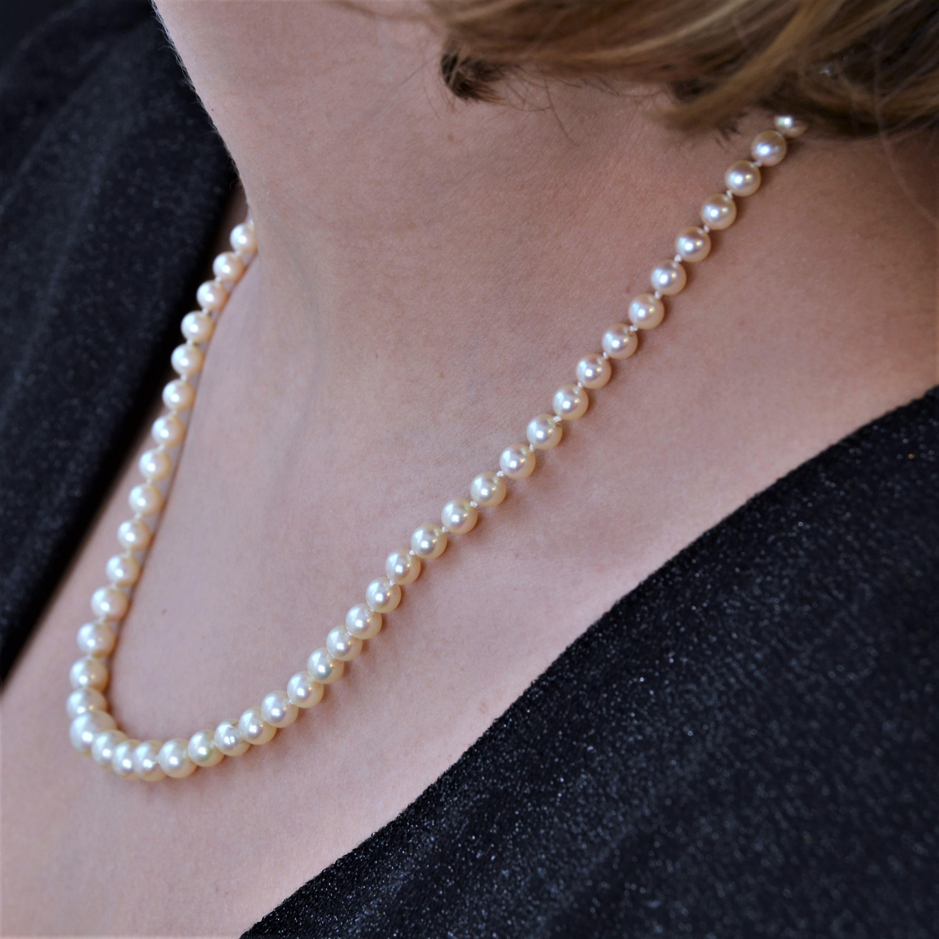 Collier en perles de culture franaises des annes 1970 avec fermoir en or blanc 18 carats en vente 4