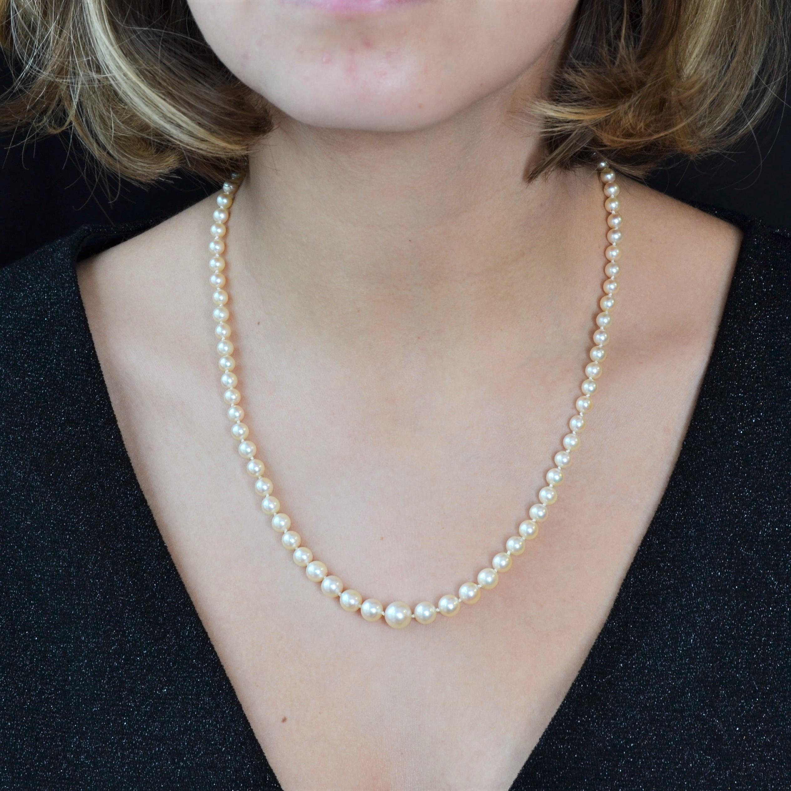  Necklace of cultured pearls in the shaded white orient, of round shape and in fall.
The clasp is in 18 karat white gold, ratchet.
Diameter of pearls : from 4.5/5 mm to 8/8.5 mm.
Length : 50 cm approximately.
Total weight of the jewel : 18,8 g