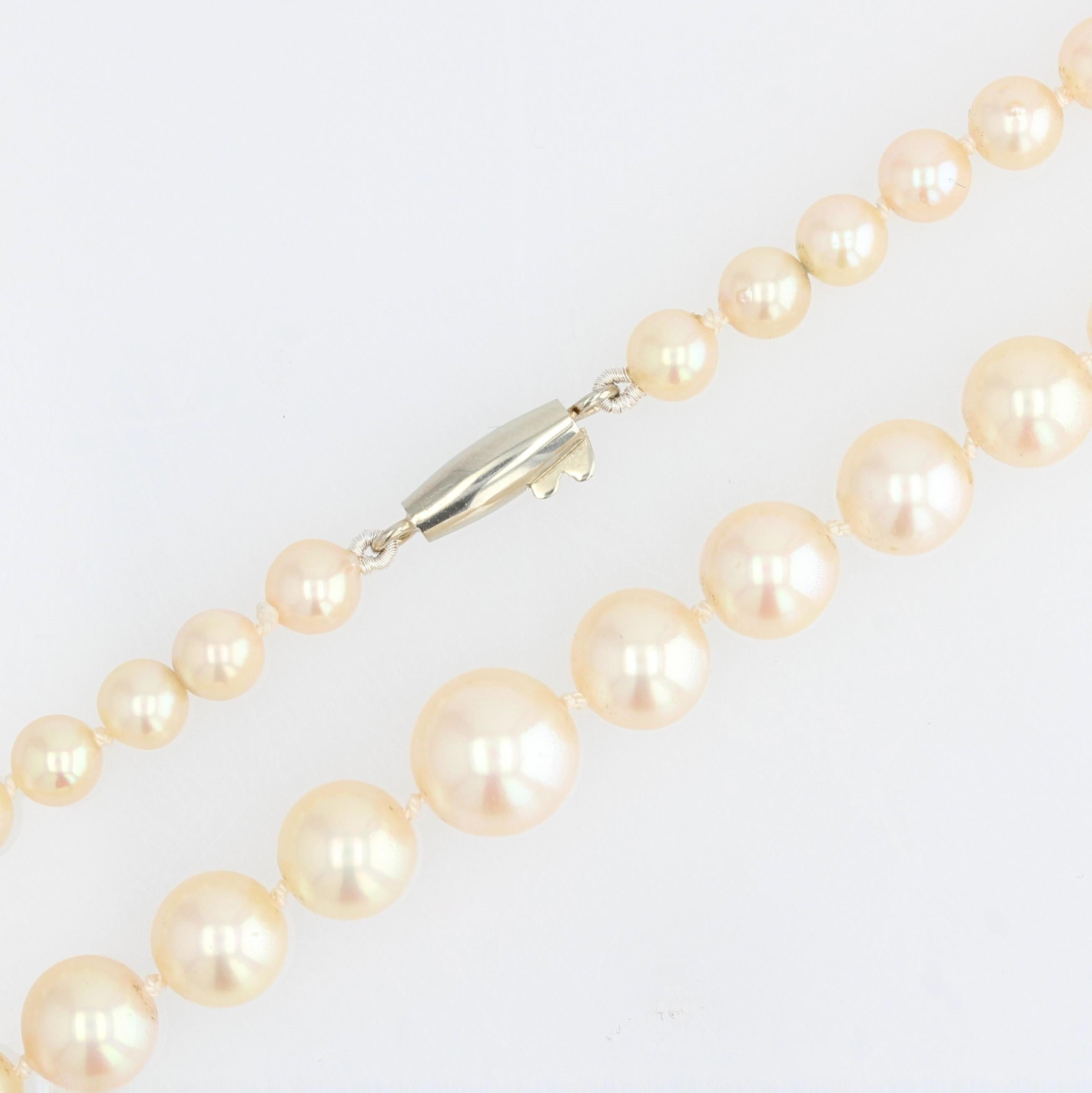 Retro French 1970s Cultured Pearl 18 Karat White Gold Clasp Necklace For Sale