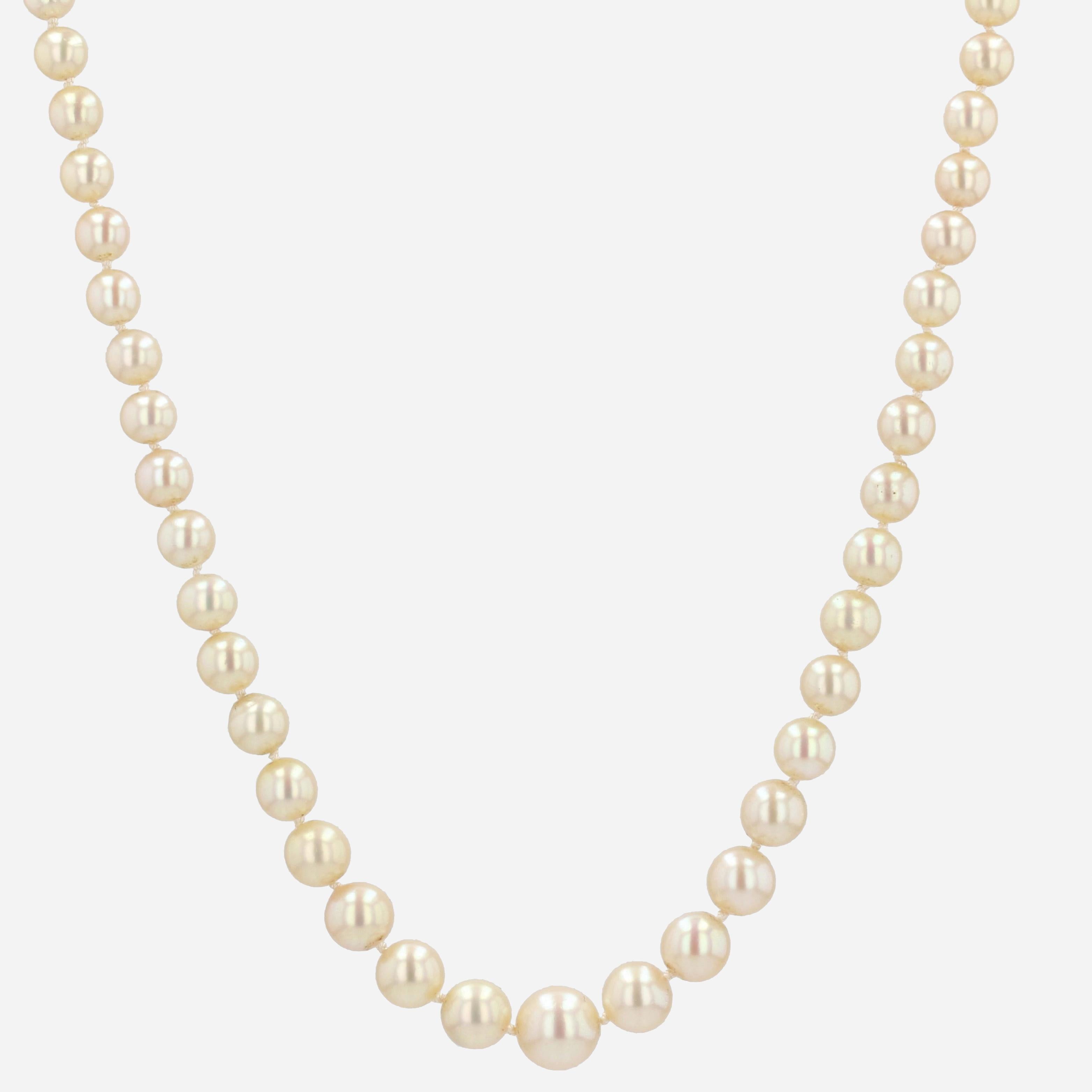 French 1970s Cultured Pearl 18 Karat White Gold Clasp Necklace In Good Condition For Sale In Poitiers, FR