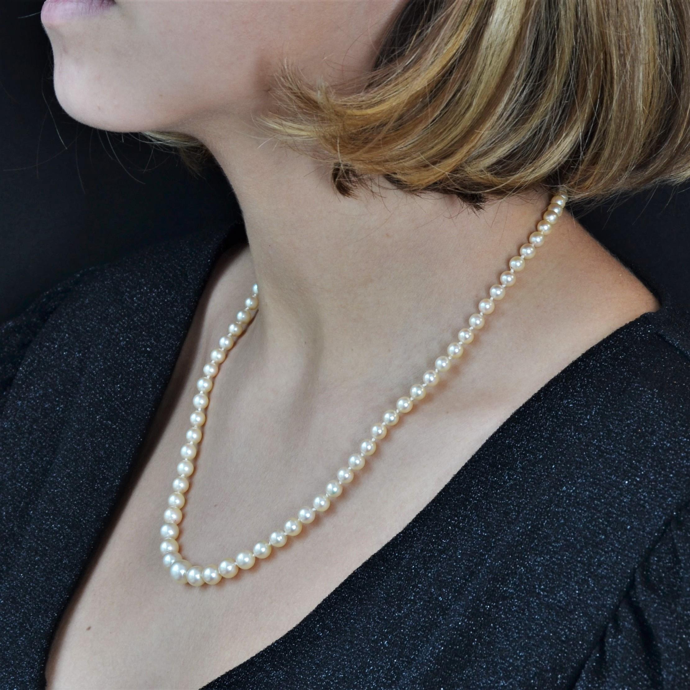Women's French 1970s Cultured Pearl 18 Karat White Gold Clasp Necklace For Sale